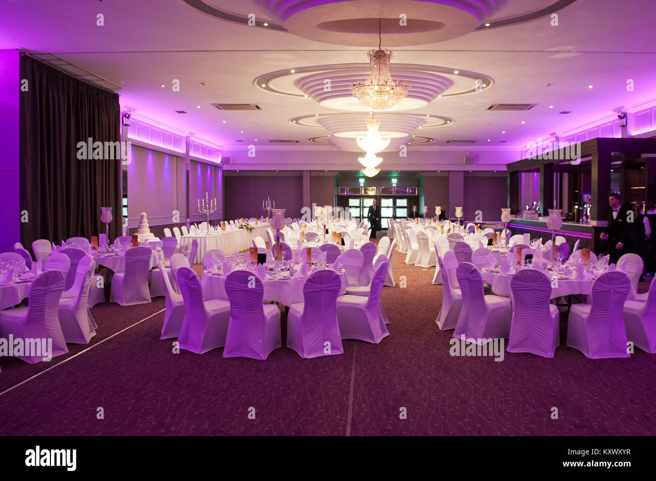 Tables de réception de mariage et les couverts dans une chambre dans un hôtel, de l'Irlande. Banque D'Images