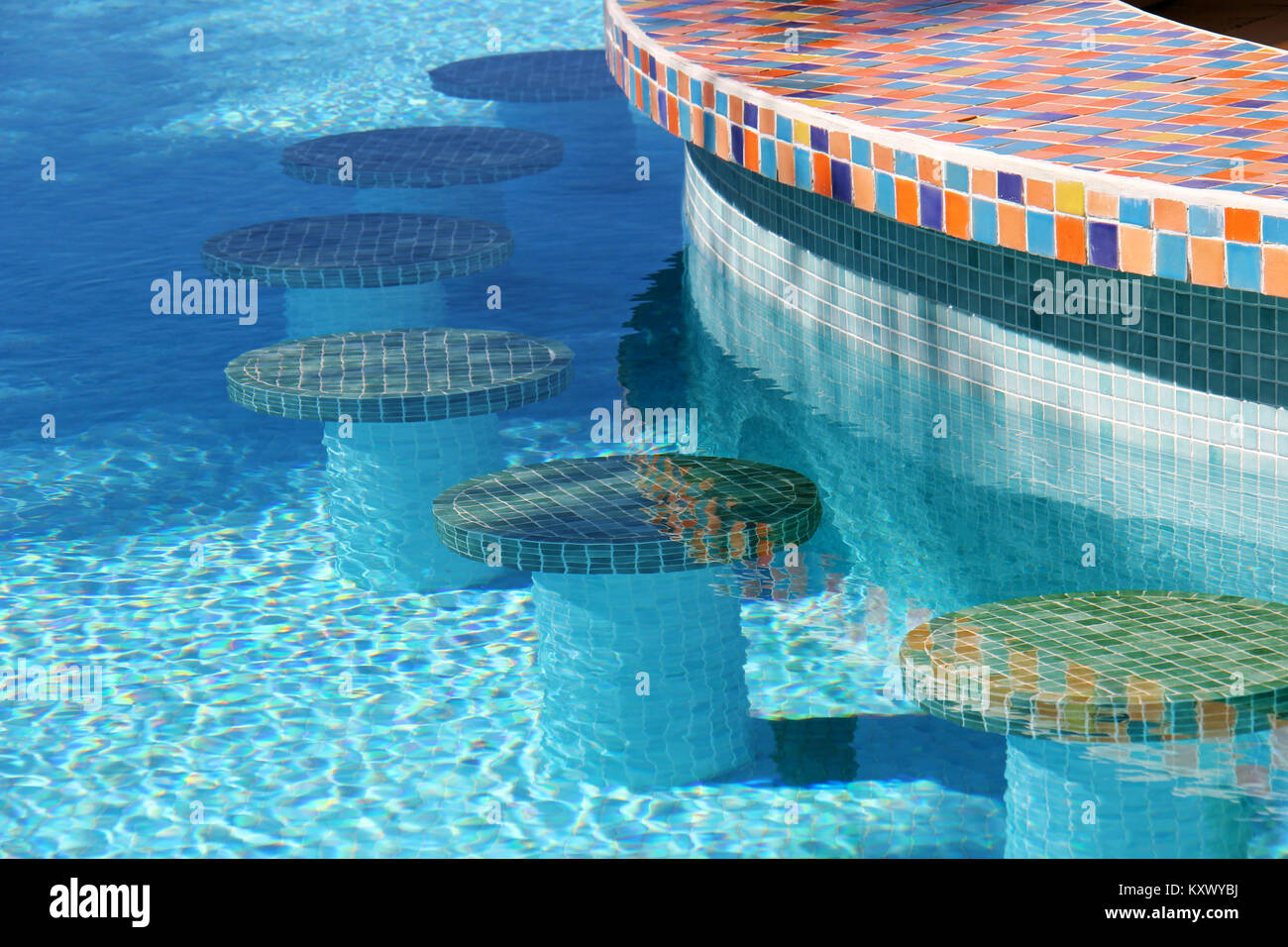 Mosaïque tabourets de bar dans une piscine Banque D'Images