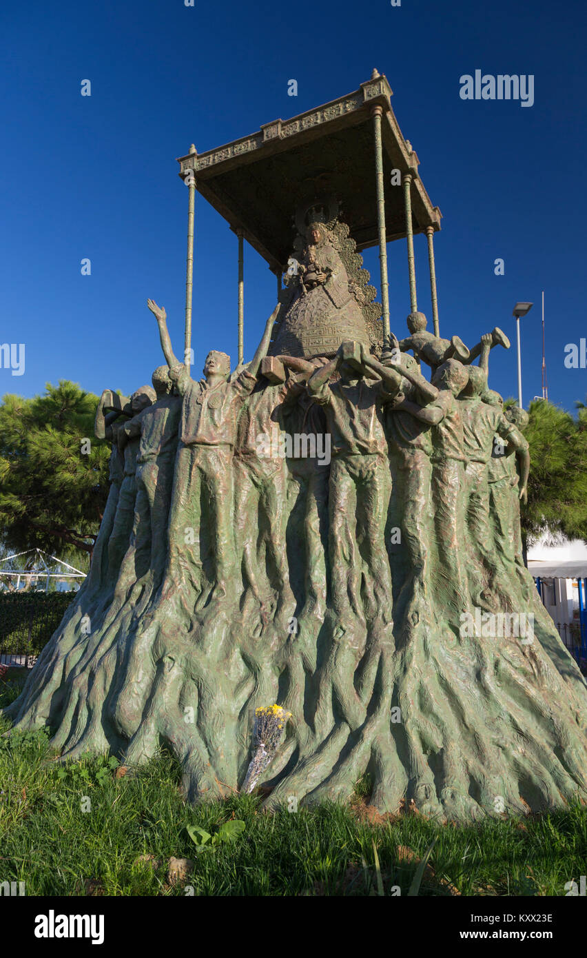 Monument à la Virgen del Rocio et devoters à Sanlucar de Barrameda, Espagne Banque D'Images