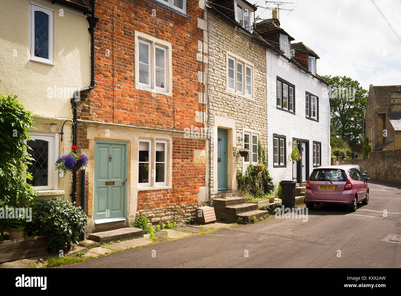 Une partie ancienne de Melksham town dans le Wiltshire montrant une variété de styles architecturaux en UK Banque D'Images