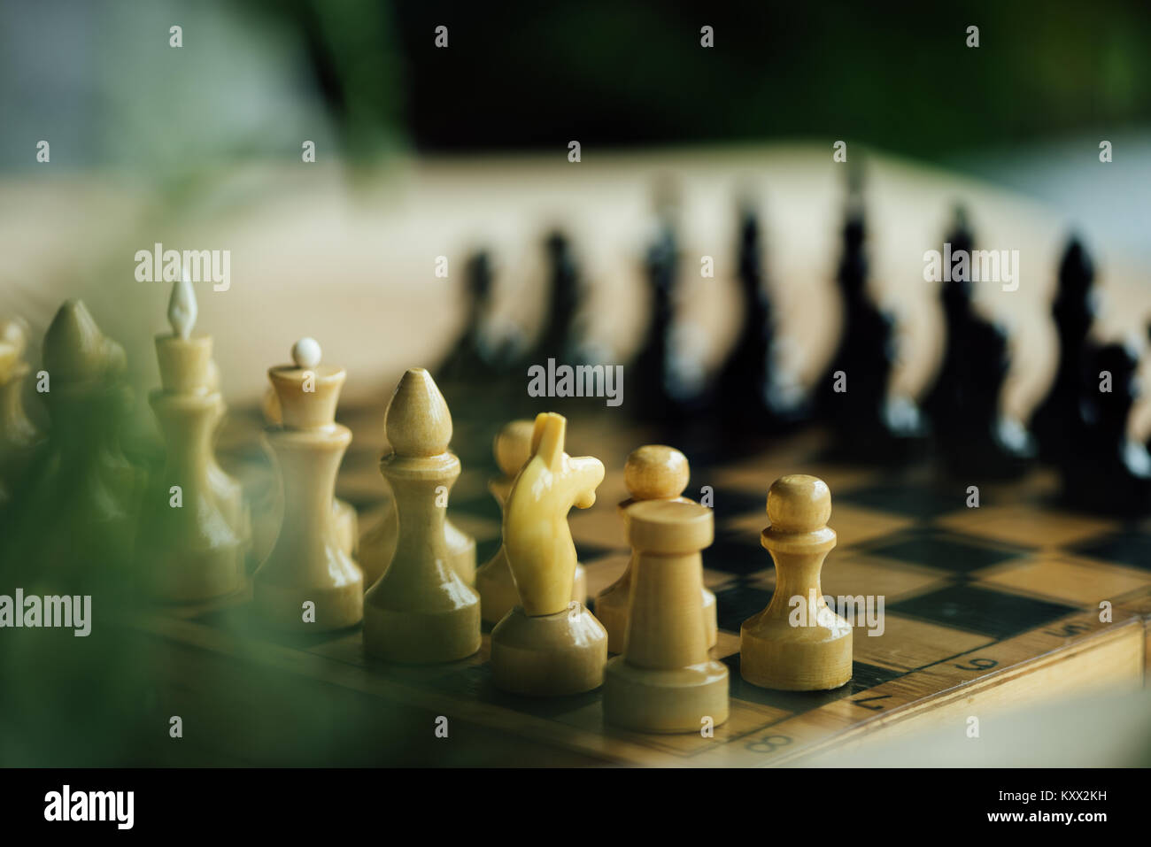 Ancien conseil d'échecs défini pour un nouveau jeu sur la table. Selective focus on white pièces des échecs Banque D'Images