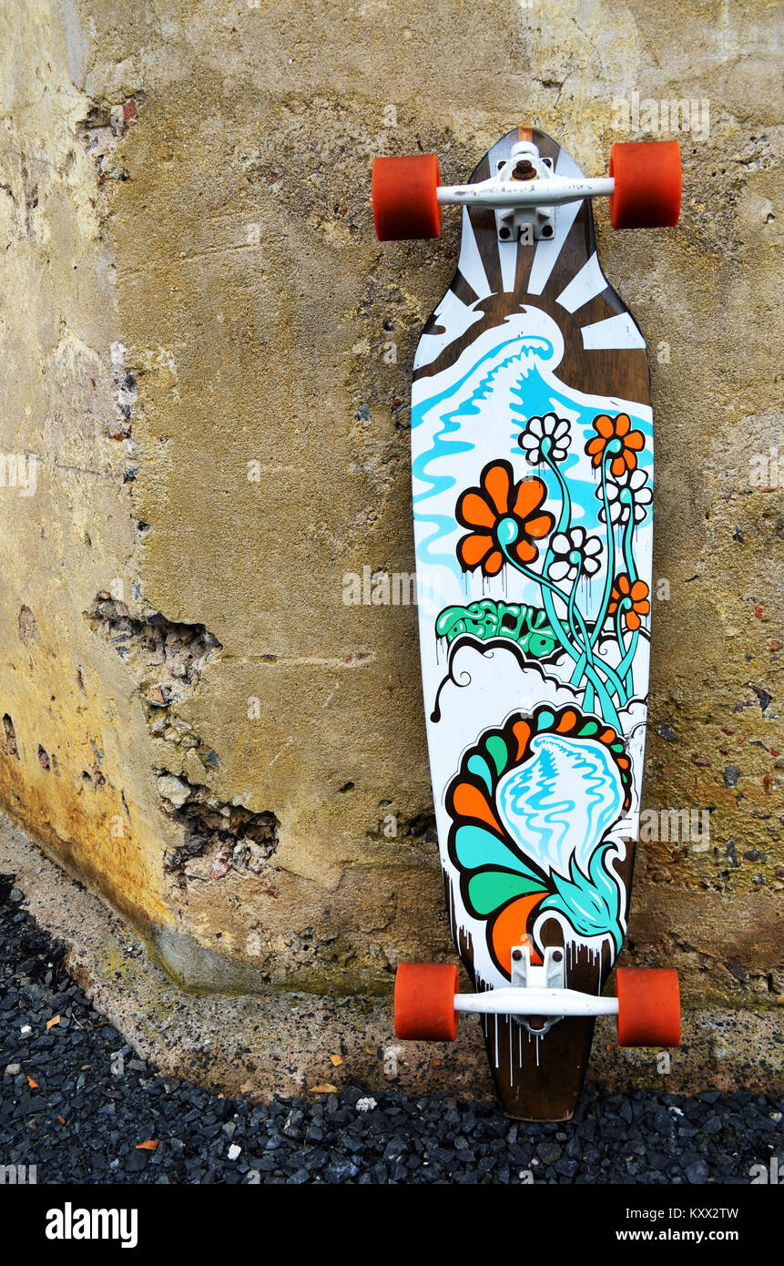 Skateboard long contre le mur toile Banque D'Images
