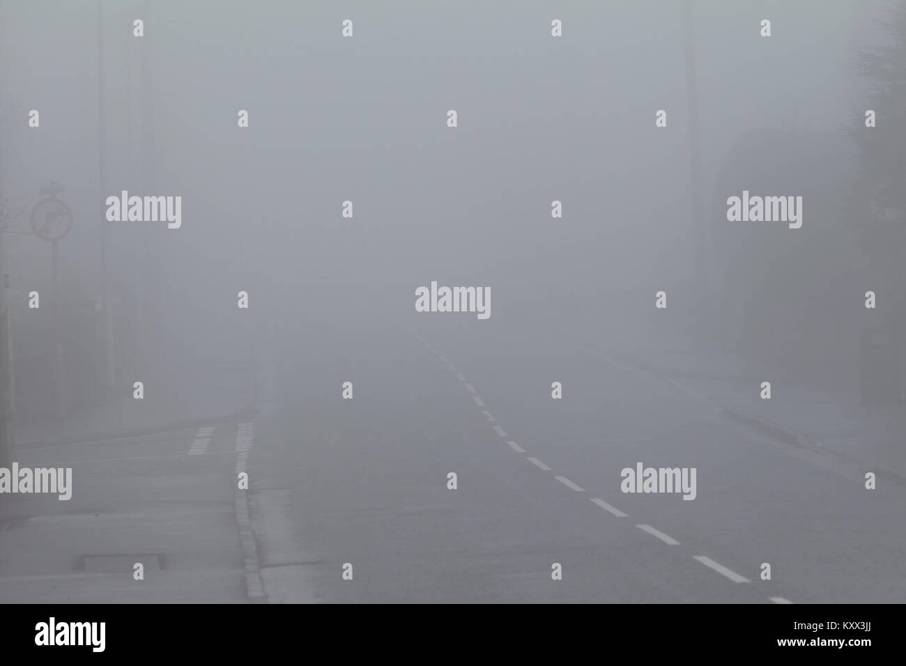 À vide, sans véhicules en conditions de conduite dangereuses en un jour brumeux au Royaume-Uni Banque D'Images