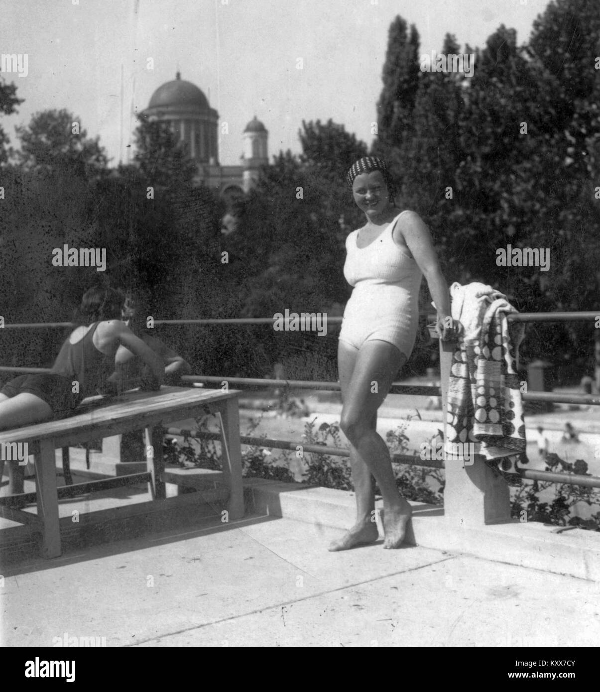 La photographie de Fortepan représente la zone de baignade extérieure de Strandfürdō à Esztergom, en Hongrie, dans les années 1950-60, capturant l'architecture récréative, les terrasses au bord de l'eau et la vie de loisirs sociaux derrière le rideau de fer. Banque D'Images