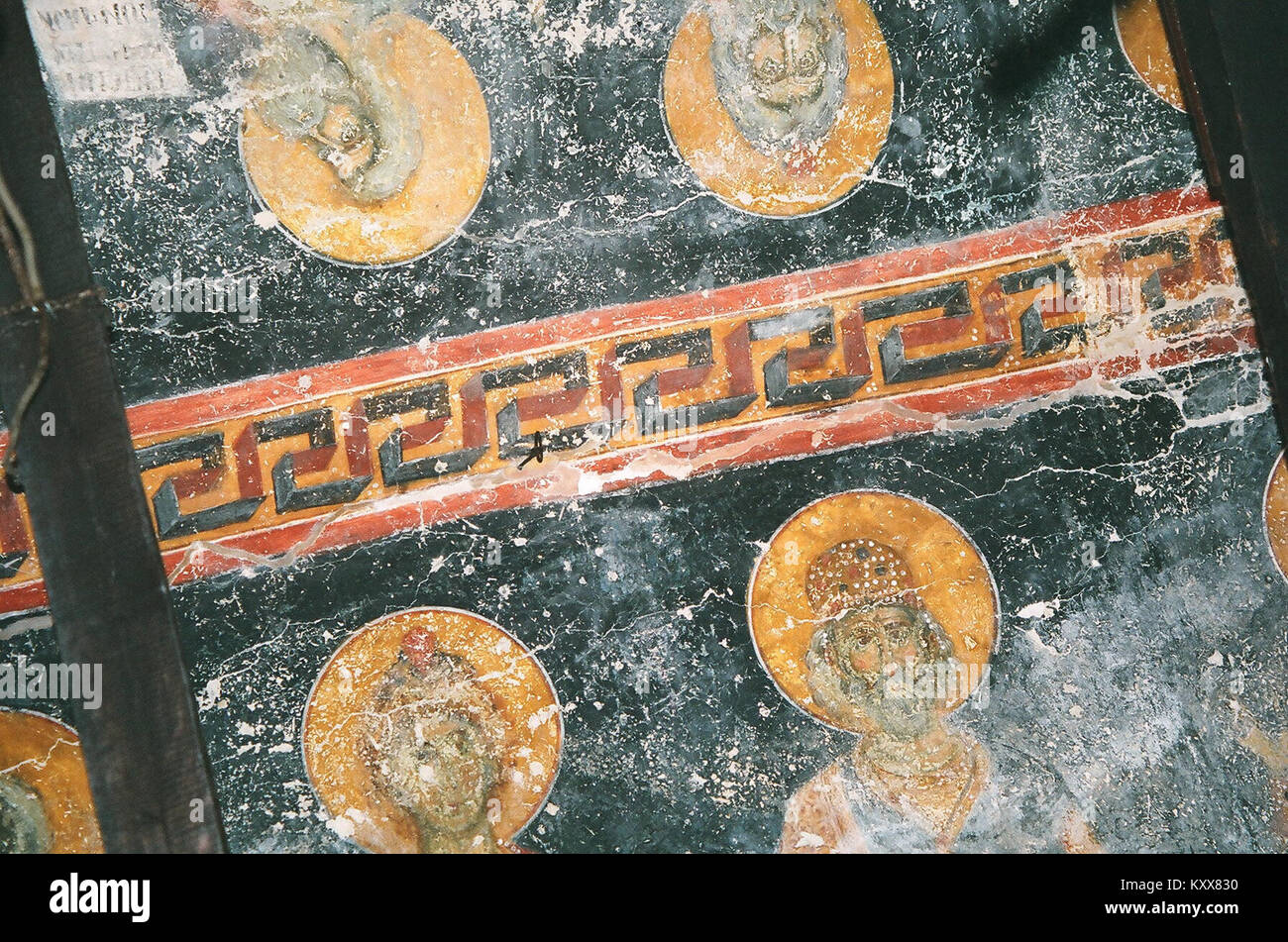 Les fresques de l'église Nicolas de Varos font partie de son schéma décoratif byzantin, illustrant l'iconographie orthodoxe orientale et les traditions artistiques religieuses médiévales. Banque D'Images