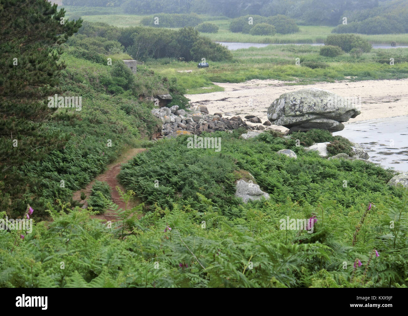 Piscine et Plage de Porth Hellick, au-delà de St Marys, Penzance, Cornwall, England, UK en Juin Banque D'Images
