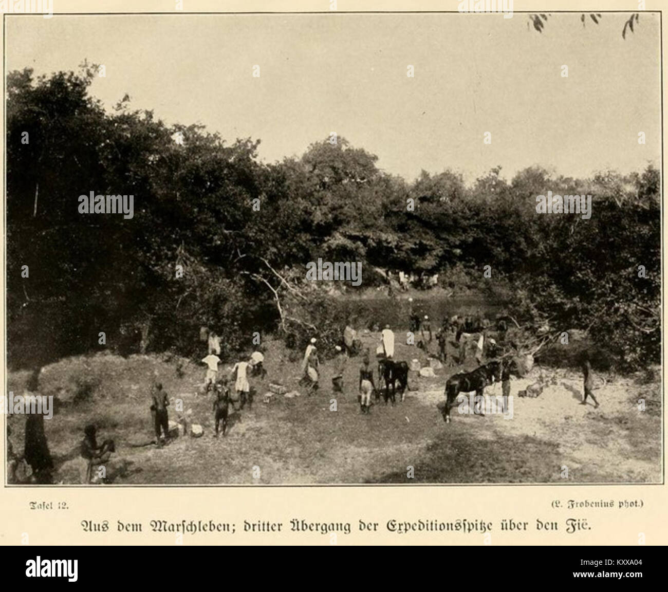 Une illustration de Frobenius de 1911 représentant des gens en marche. Il peut représenter un événement historique ou culturel, capturant des individus en mouvement lors d'une marche ou d'une procession organisée. Banque D'Images