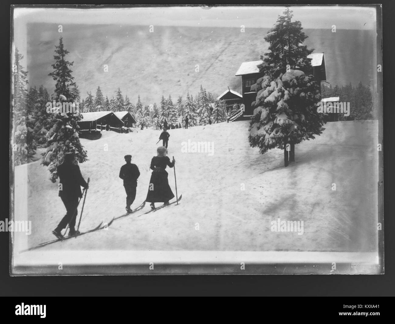 La photographie capture une scène hivernale à Frognerseteren à Oslo, en Norvège, une destination bien connue pour les sports d'hiver. Le paysage enneigé et l'atmosphère récréative sont au cœur de cet endroit emblématique. Banque D'Images