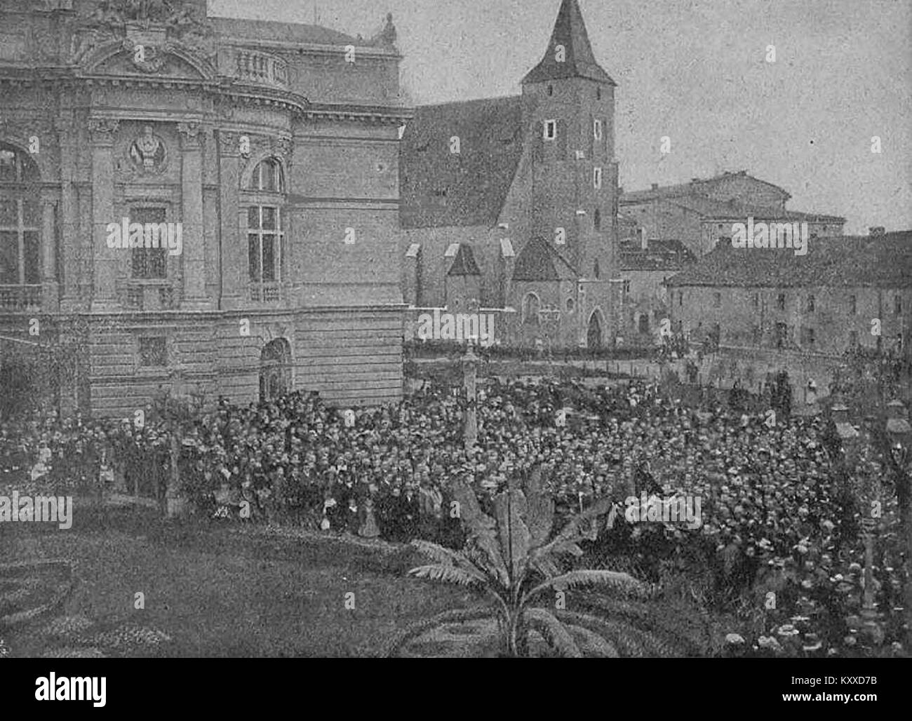 Photographie historique des funérailles de l'écrivain polonais Michał Bałucki tenues à Kraków le 20 octobre 1901, montrant la présence du public et le respect national. Banque D'Images