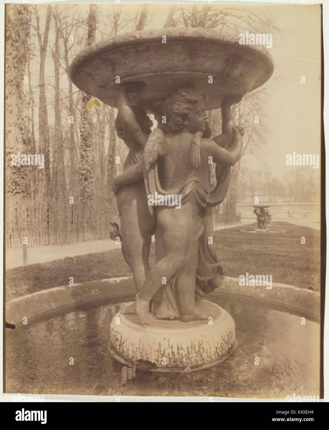 La photographie d'Eugène Atget des jardins de Versailles, prise en 1963, met en évidence l'agencement emblématique du parc et l'aménagement paysager classique, illustrant l'accent mis par Atget sur l'architecture historique et la nature. Banque D'Images