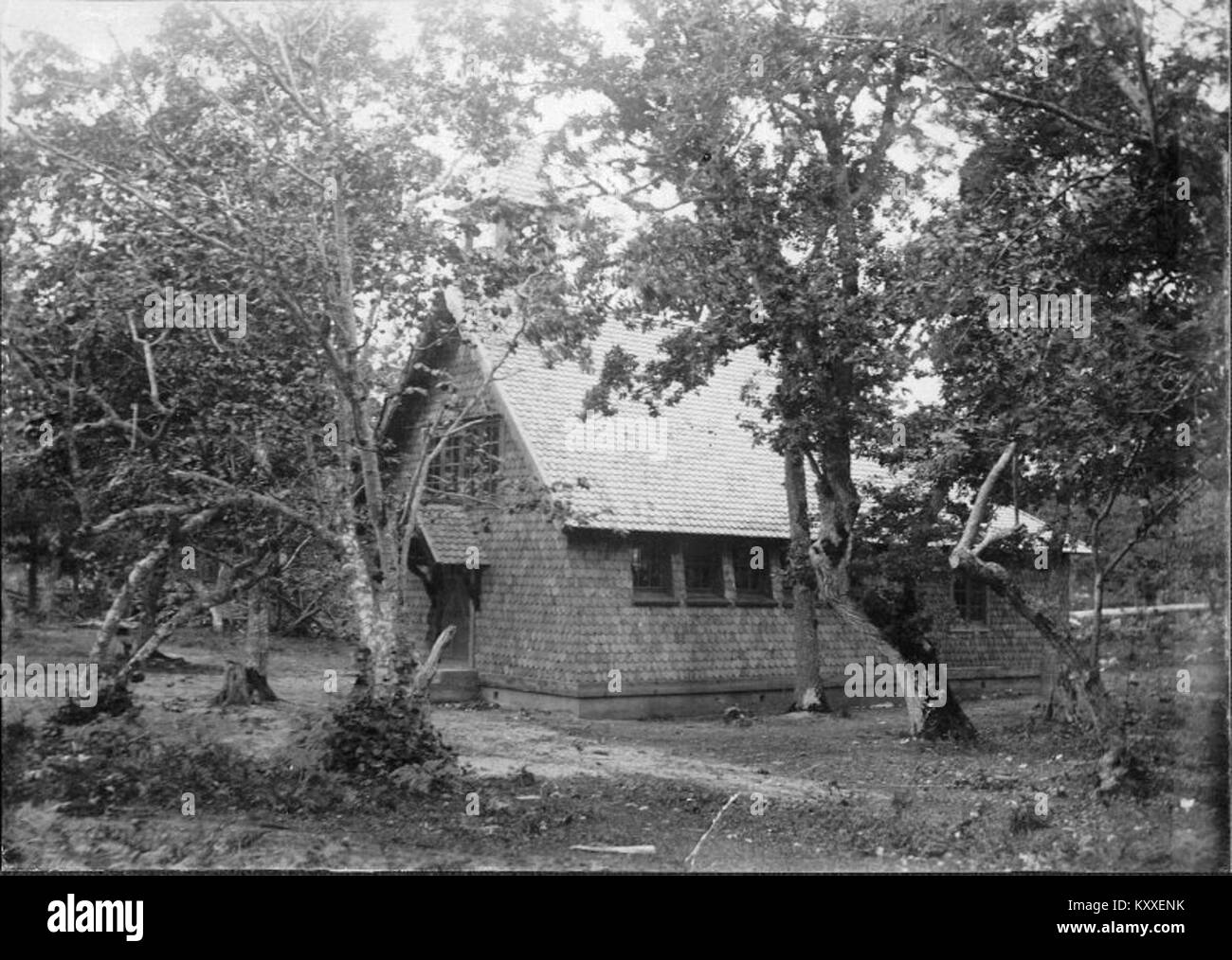 La chapelle de l’île de Gotska Sandön, en Suède, appartient à la paroisse de Fårö dans le diocèse de Visby ; construite en bois et ouverte à l’origine en 1950 après qu’un incendie eut détruit l’ancienne structure de 1894, le bâtiment comprend une nef en bois de grumes, une tourelle de crête occidentale et se trouve à la pointe nord-ouest du terrain du parc national de l’île. Banque D'Images