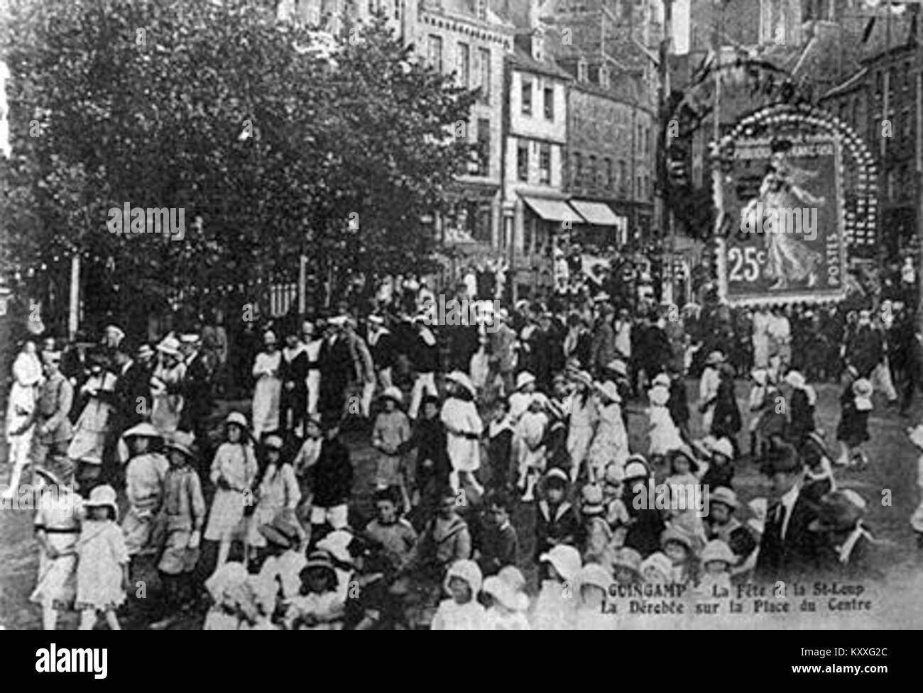 Le Festival de la Saint‑Loup est un événement breton annuel en France consacré à la danse bretonne ; la dérobée est une danse traditionnelle où les couples tissent un long ruban en procession. guingamp-paimpol.com+1 Banque D'Images