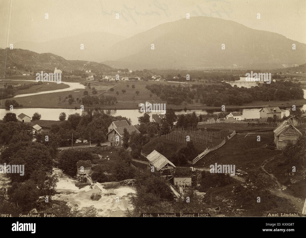 Førde à Sogn og Fjordane, Norvège, est classé par Riksantikvaren pour son patrimoine culturel et architectural, reflétant les colonies rurales norvégiennes et les traditions de construction régionales. Banque D'Images