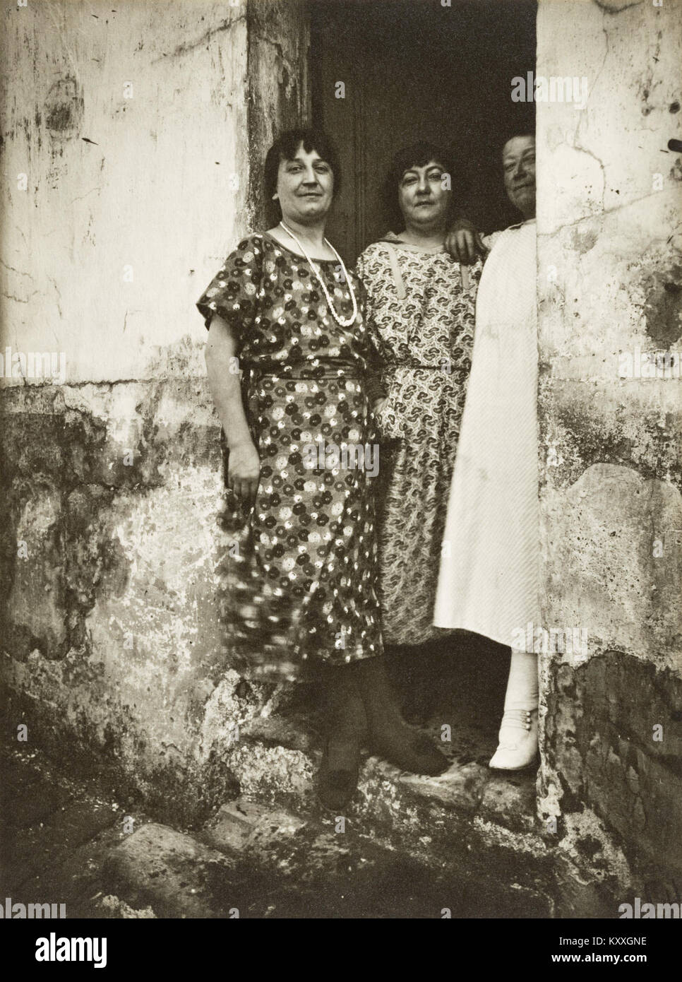 La photographie d'Eugène Atget 'trois prostituées, rue Asselin' capture trois femmes à Paris au début du XXe siècle. La photographie offre un aperçu de la vie urbaine, montrant la capacité d'Atget à documenter les réalités sociales à Paris. Banque D'Images