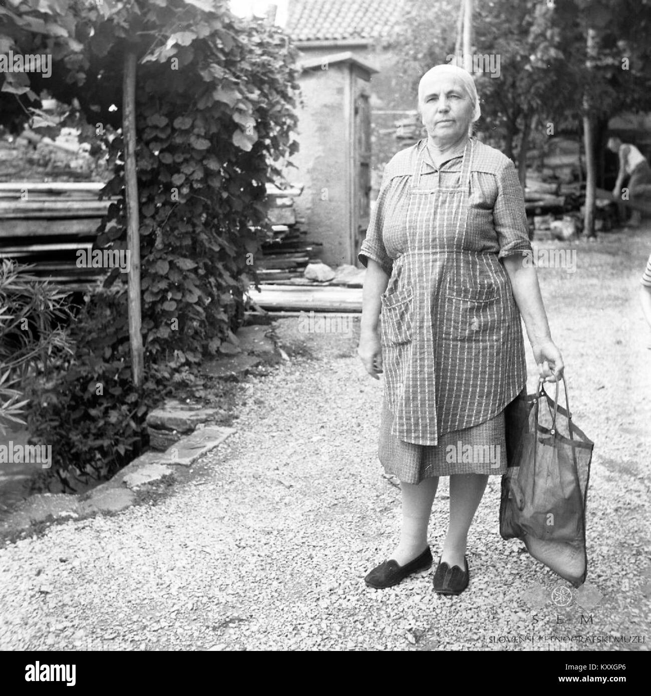 GA Smotlak, âgé de 63 ans, photographié à Mačkovlje en 1967 portant des vêtements de tous les jours, illustrant la tenue vestimentaire locale et le contexte culturel. Banque D'Images