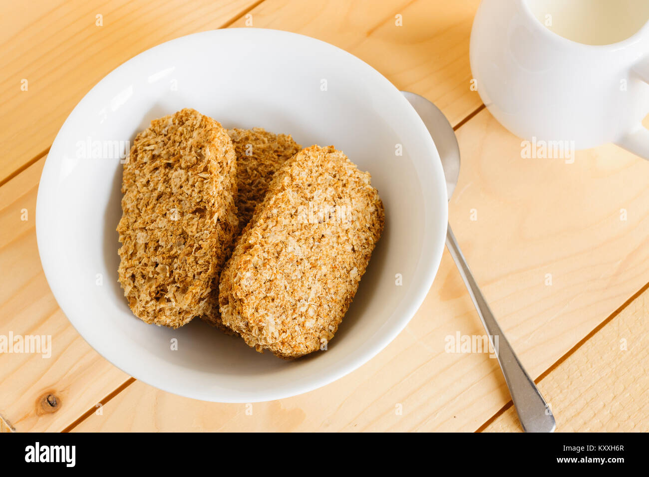 Biscuits de petit-déjeuner complet avec un pichet de lait Banque D'Images