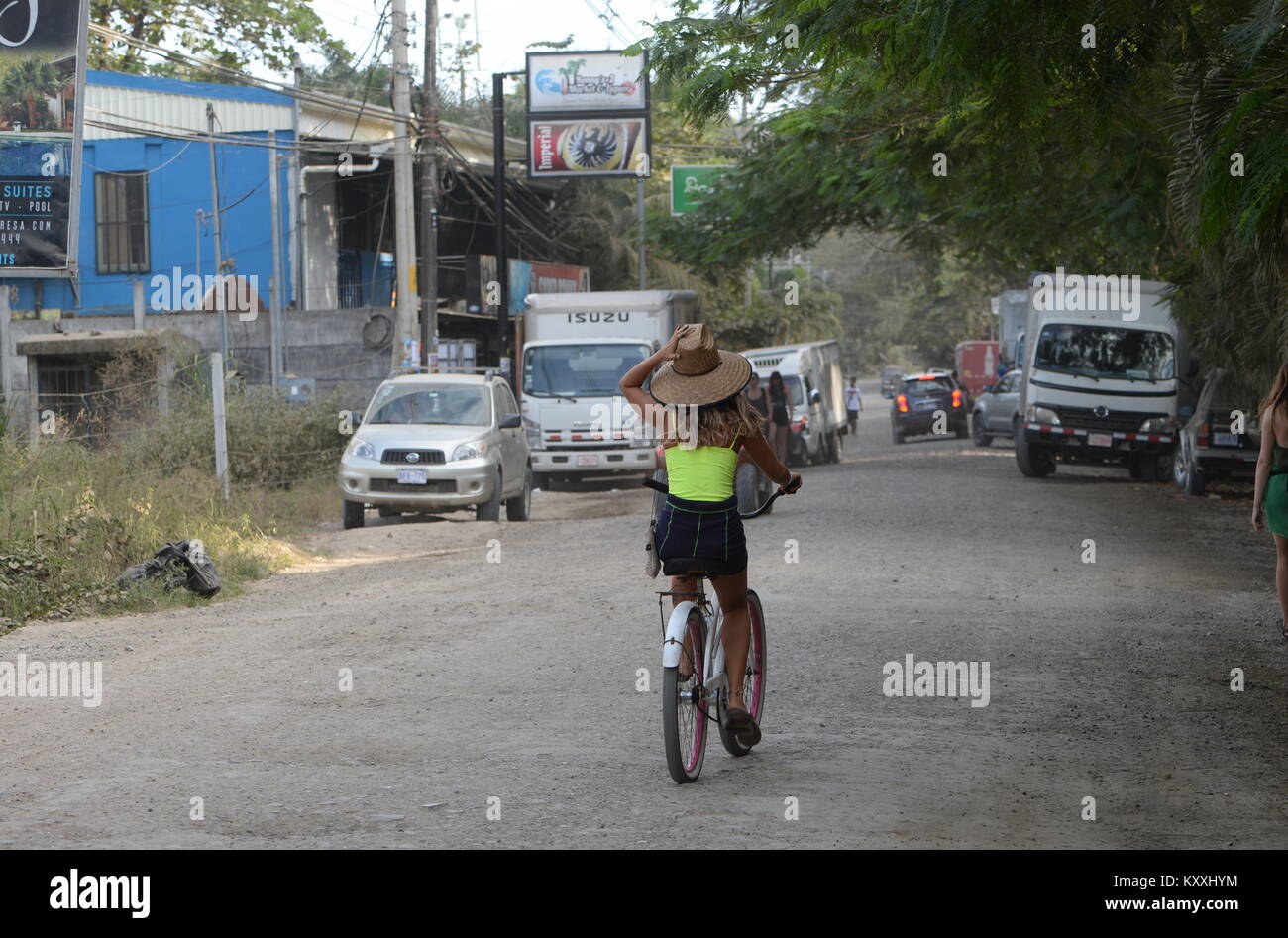 Girl with hat sur location, Santa Teresa, Costa Rica, El vie Banque D'Images