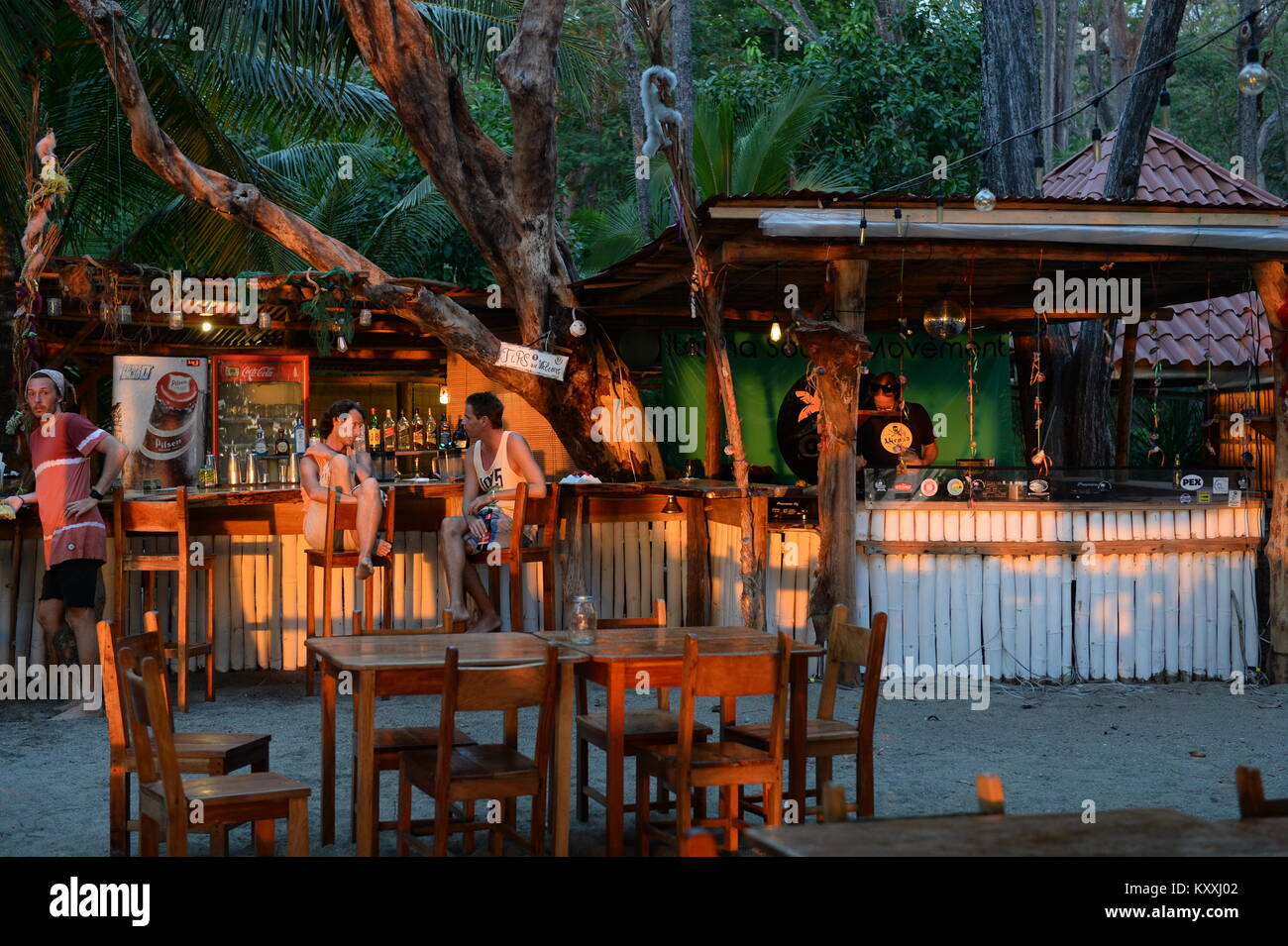 Sunset Bar à Ranchos Ituana, Costa Rica Banque D'Images