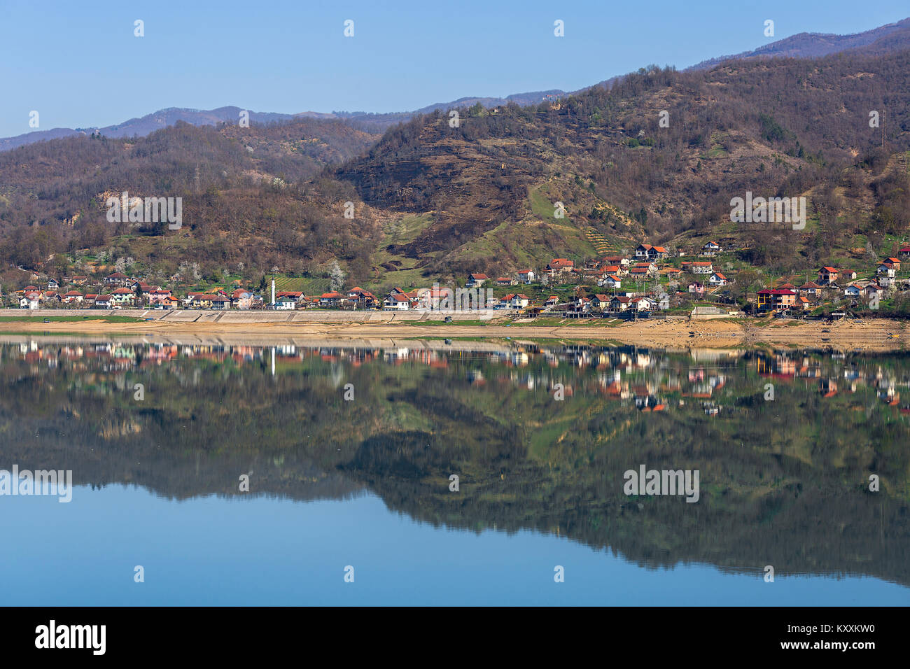 Reflet de maisons de village de Bosnie-Herzégovine. Banque D'Images