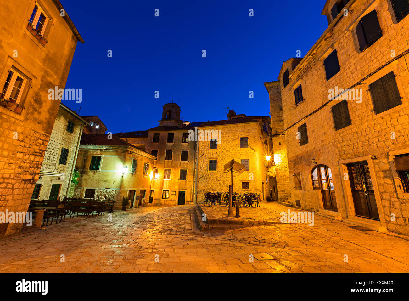 Maisons de la vieille ville de Kotor, au Monténégro dans la nuit. Banque D'Images