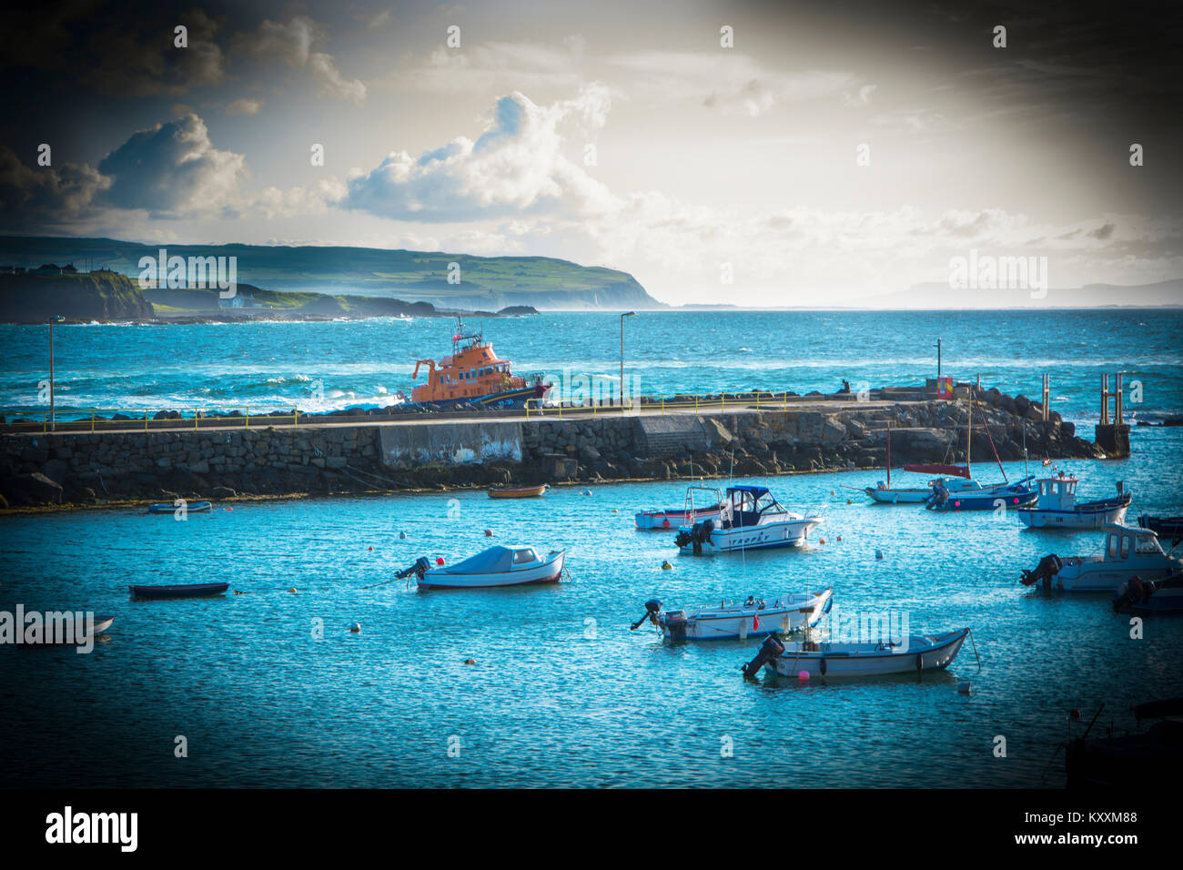 Lifeboat retourne au port de Portrush Banque D'Images