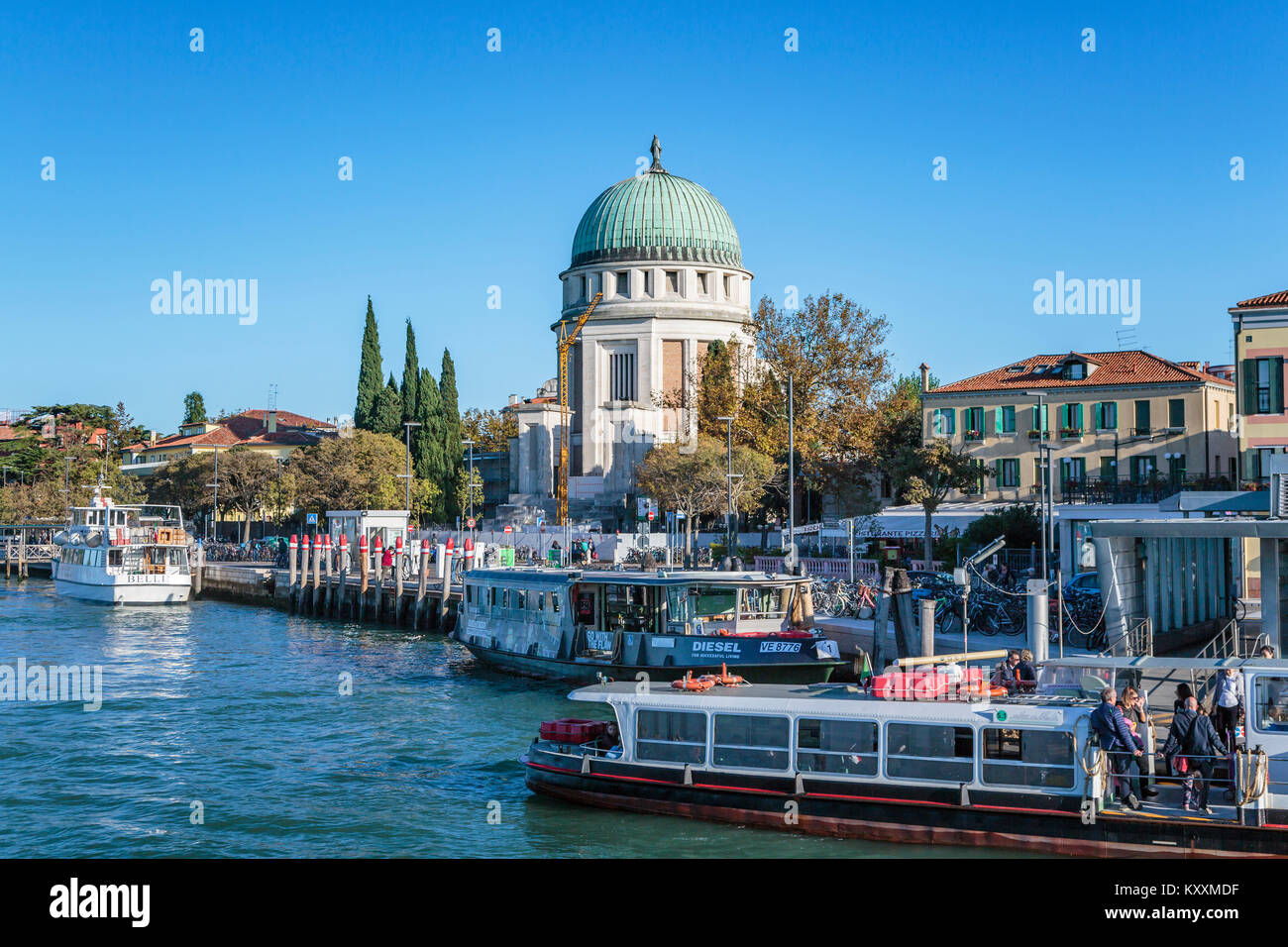 Le trafic motorisé et les taxis de l'eau le long du Grand Canal en Vénétie, Venise, Italie, Europe, Banque D'Images