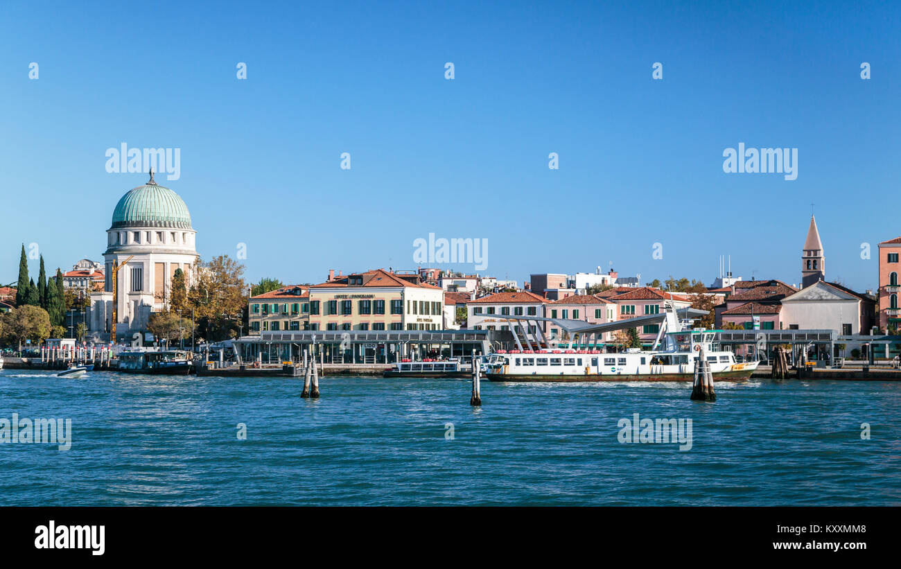 Le trafic motorisé et les taxis de l'eau le long du Grand Canal en Vénétie, Venise, Italie, Europe, Banque D'Images