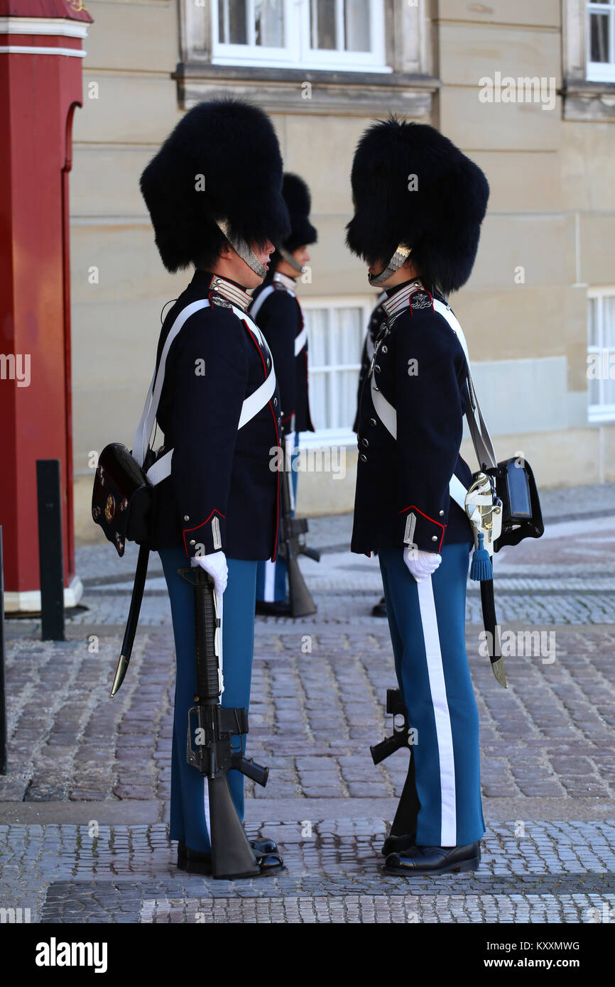 Copenhague, Danemark - 15 août 2016 : les gardiens de la vie royale danoise line up pour la relève de la garde sur la place centrale d'Amalienborg Palace dans C Banque D'Images