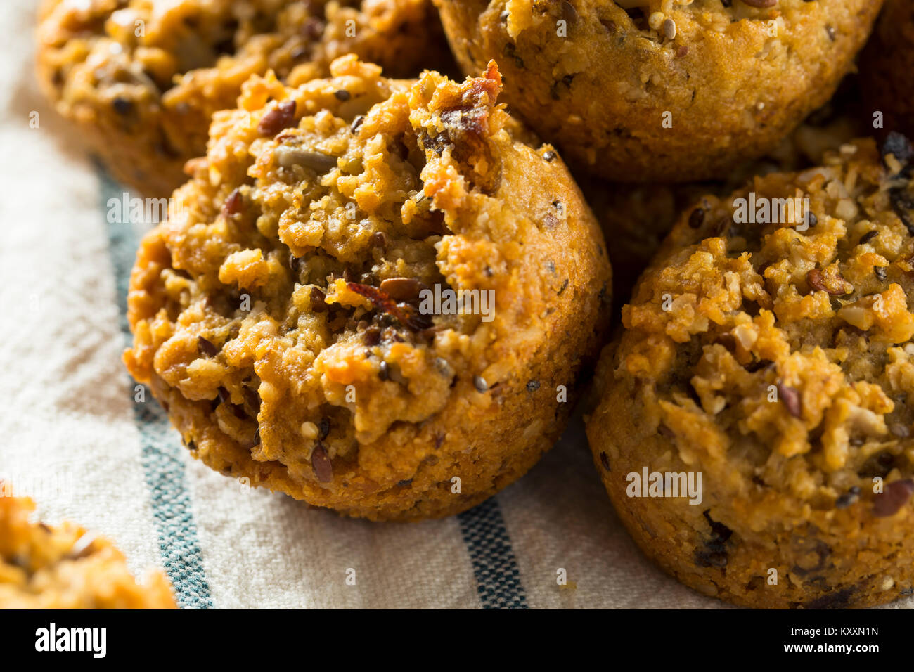 Maison saine Déjeuner Muffin au chocolat Bouchées de Chia et écrous Banque D'Images