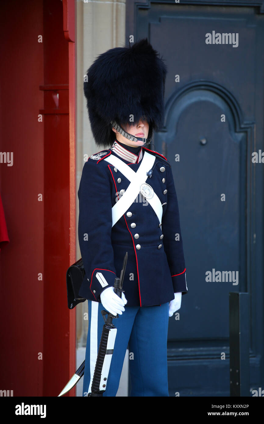 Copenhague, Danemark - 15 août 2016 : Danish Royal Life Guard sur la place centrale du palais d'Amalienborg, accueil de la famille royale danoise à Copenhag Banque D'Images
