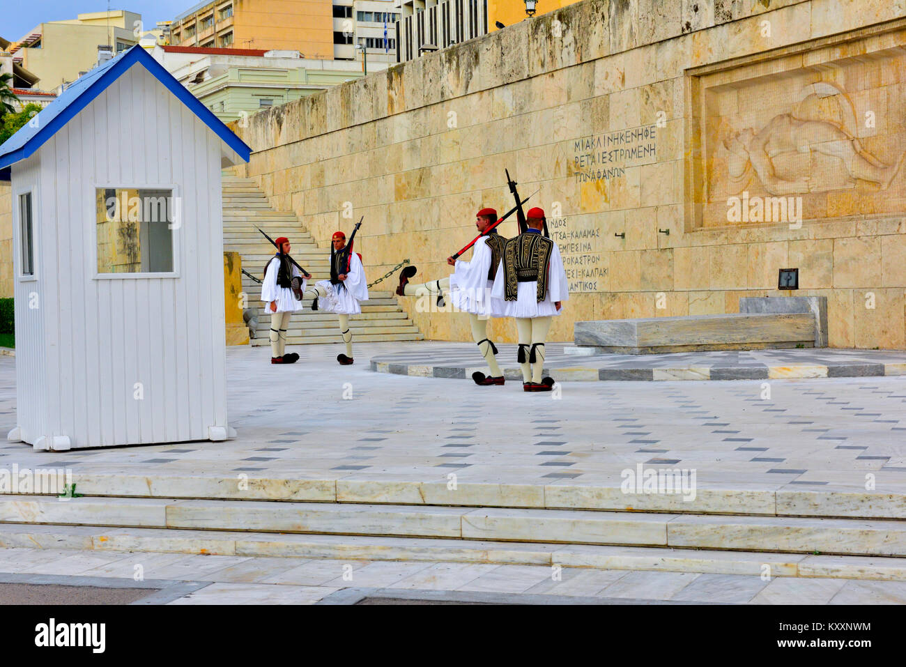 L'évolution de la Garde côtière canadienne Evzones cérémonie devant la tombe de grec à souder Inconnu Place Syntagma, Athènes, Grèce Banque D'Images