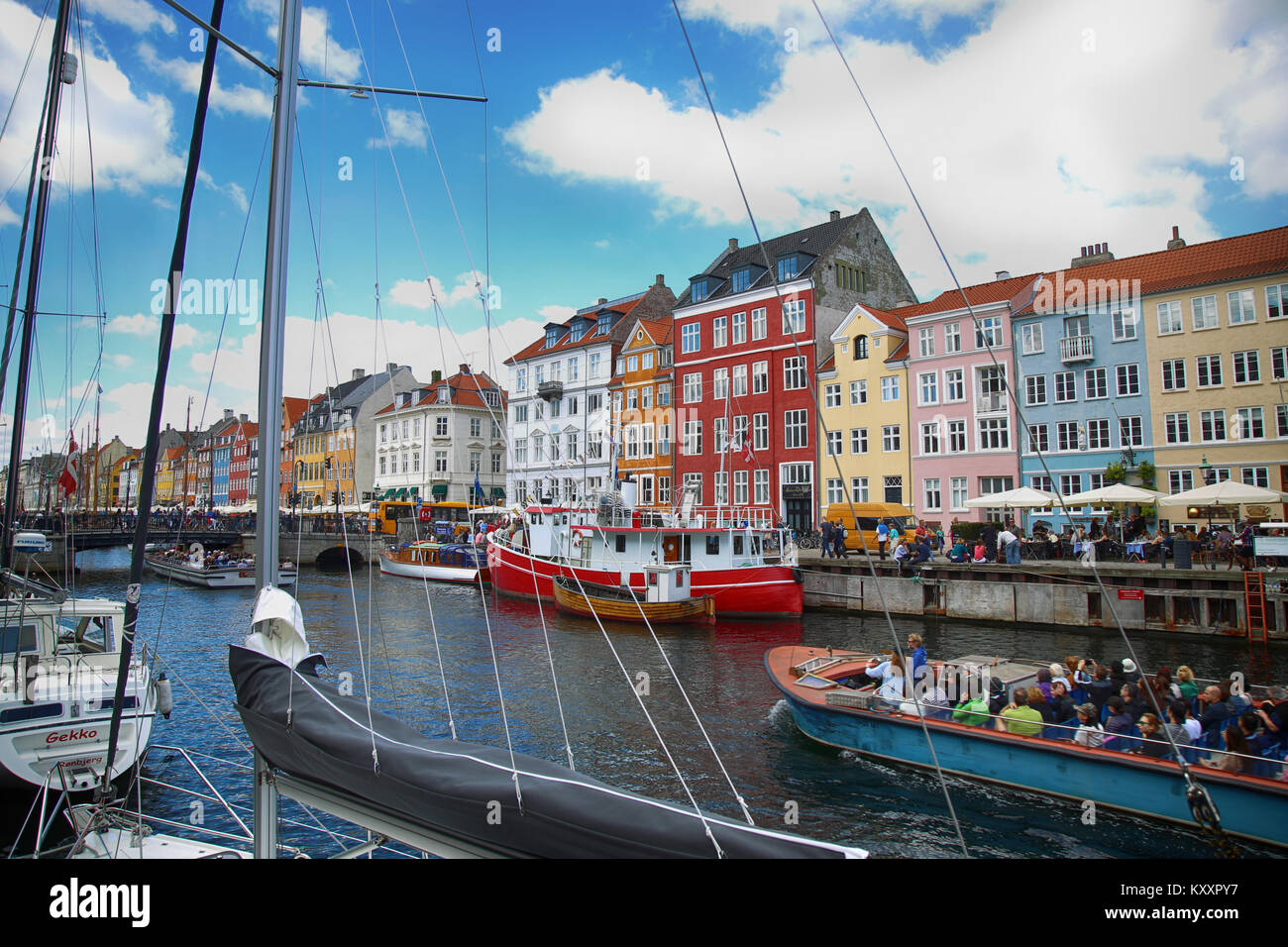 Copenhague, Danemark - 15 août 2016 : les touristes profiter et visiter bateau touristique sur le canal Nyhavn. Le bateau est chargé avec visites touris Banque D'Images