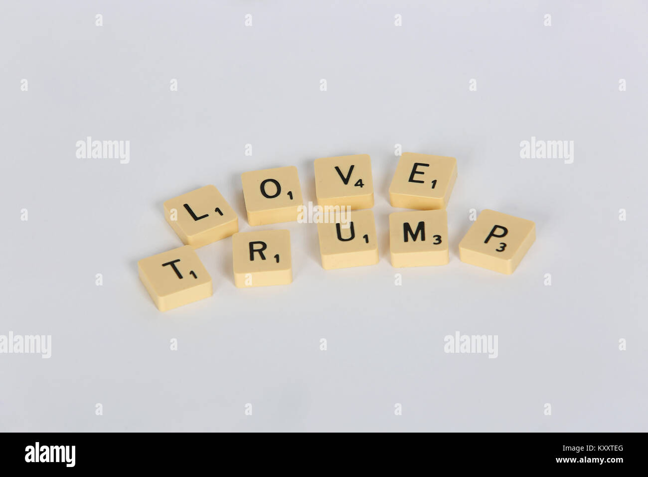 Vieux Scrabble letters spelling out 'Love' et 'Trump Trump haine' sur un fond blanc, Londres, Royaume-Uni. Banque D'Images