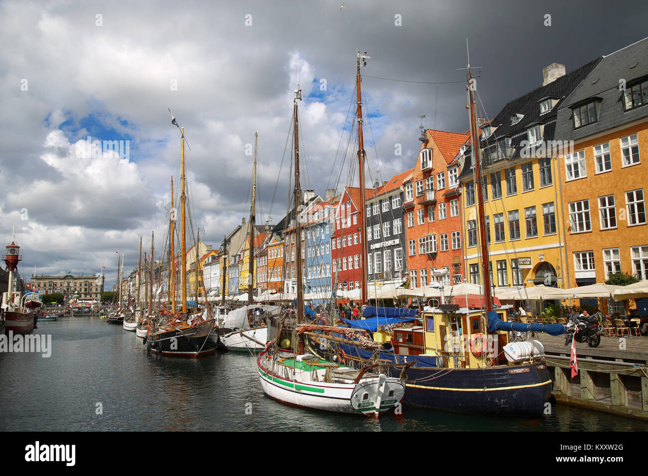 Copenhague, Danemark - août 14, 2016 : Bateaux dans les docks Nyhavn, personnes, restaurants et architecture colorée. Un port de Nyhavn 17ème siècle à faire face Banque D'Images