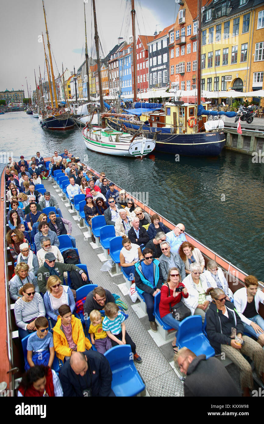 Copenhague, Danemark - août 14, 2016 : les touristes et profiter de visites en bateau touristique sur le canal Nyhavn. Le bateau est chargé avec visites tourist Banque D'Images