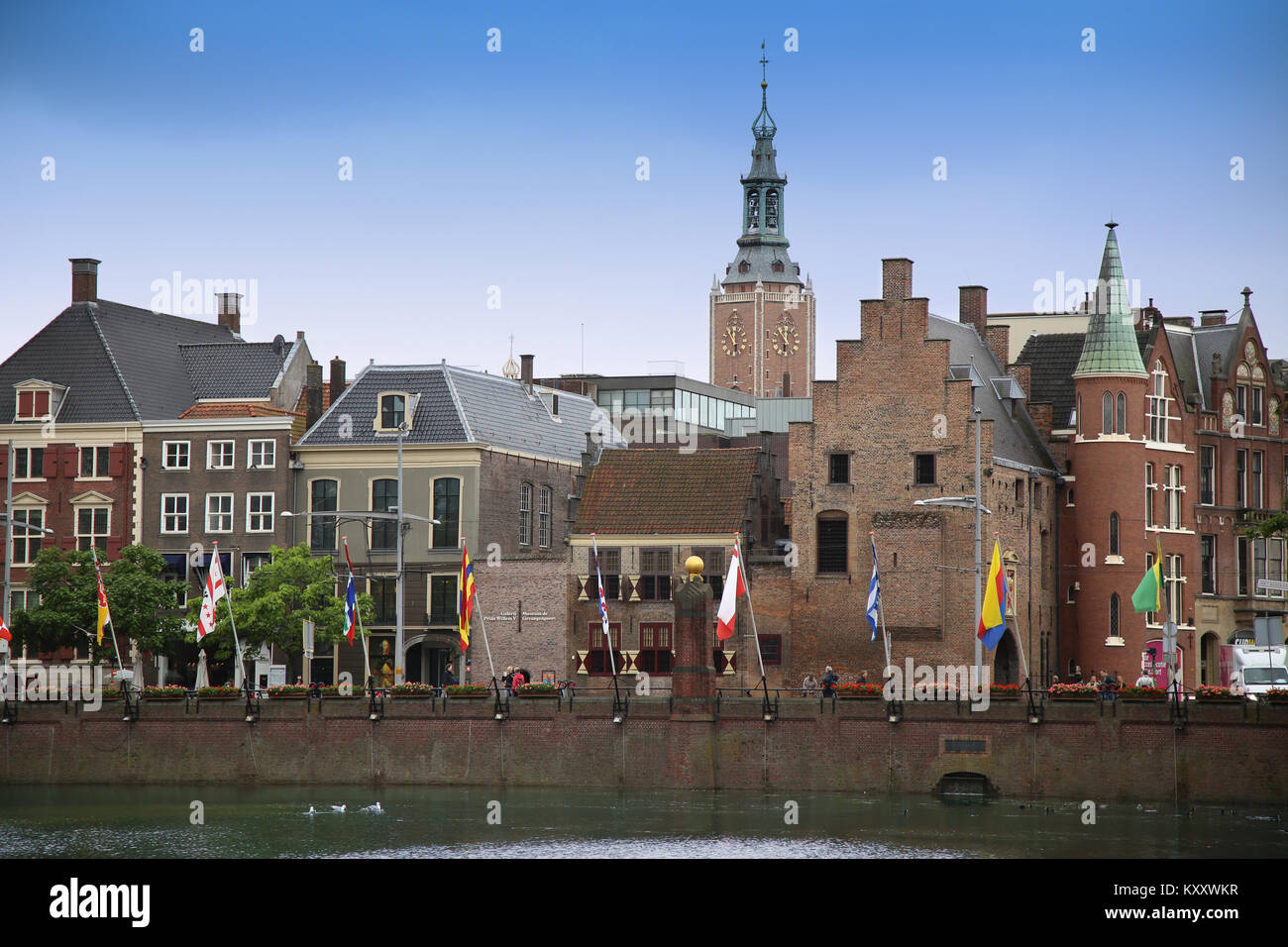 La Haye, Pays-Bas - le 18 août 2015 : vue sur la rue et Grote de Buitenhof Sint-Jacobskerk (grande église) de la Binnenhof Palace dans l'Hagu Banque D'Images