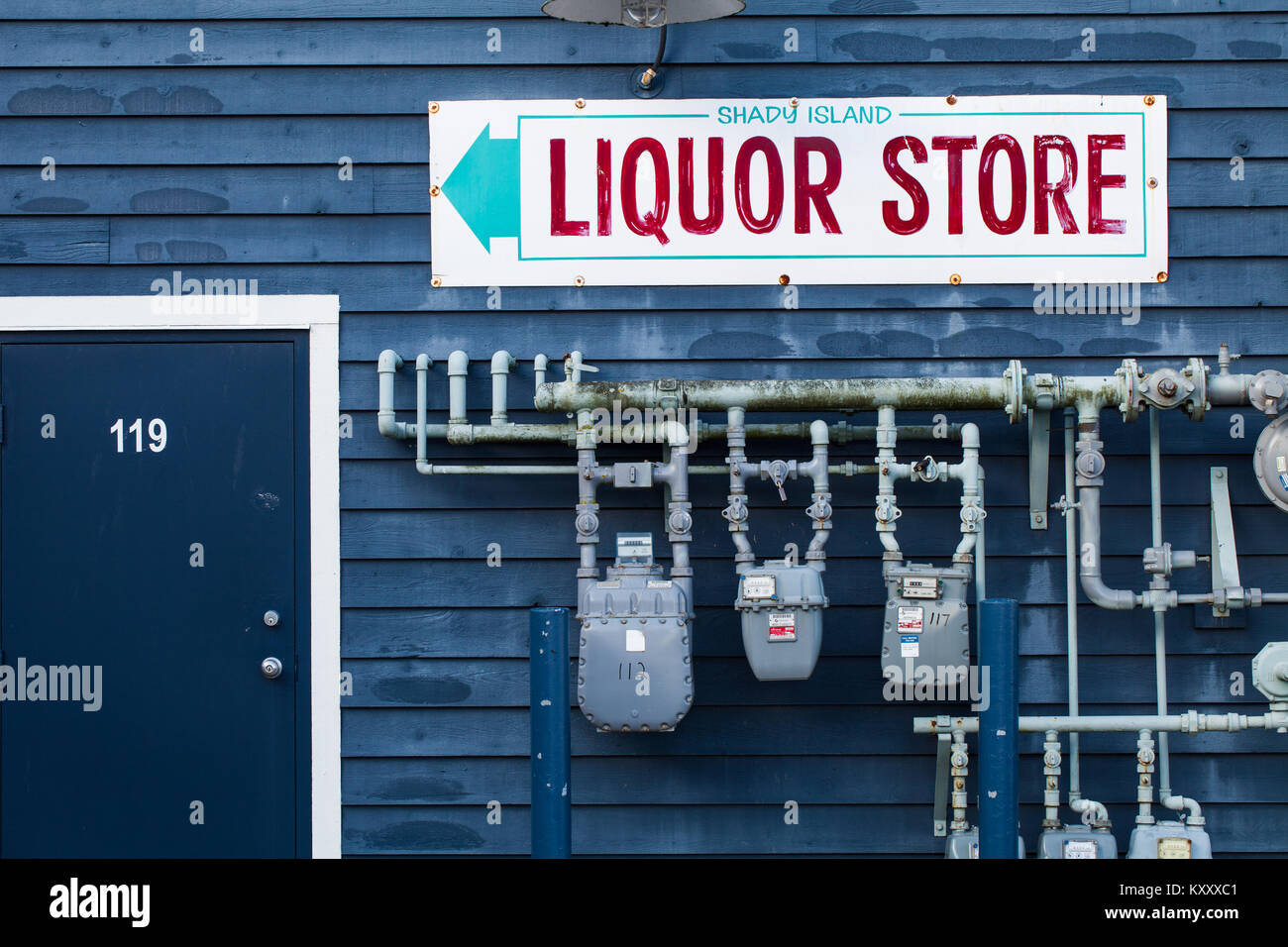 Les compteurs de gaz naturel sur le côté d'un bâtiment bleu Liquor Store Banque D'Images