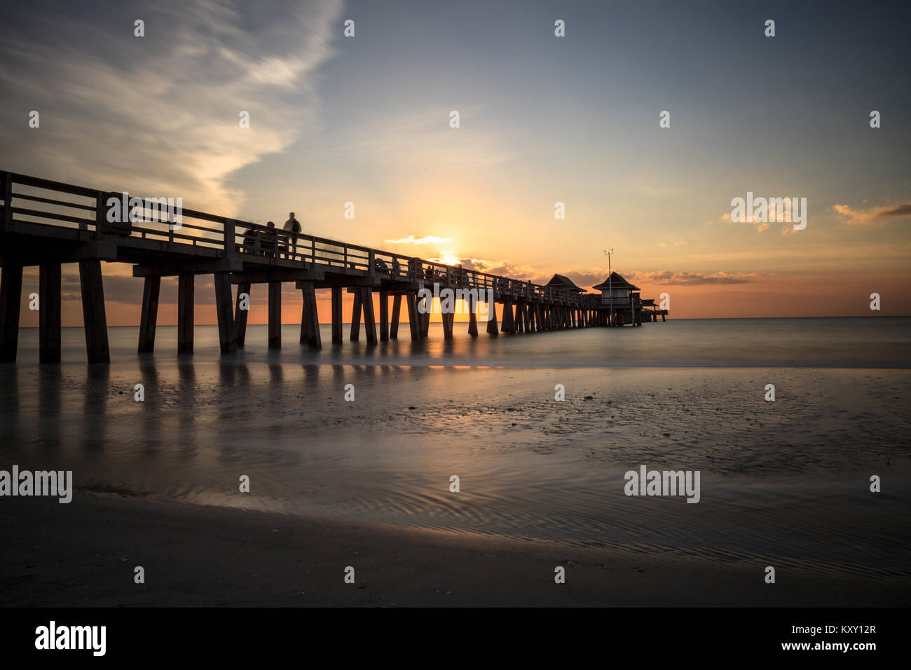 Naples Pier sur la plage au coucher du soleil à Naples, Florida, USA Banque D'Images