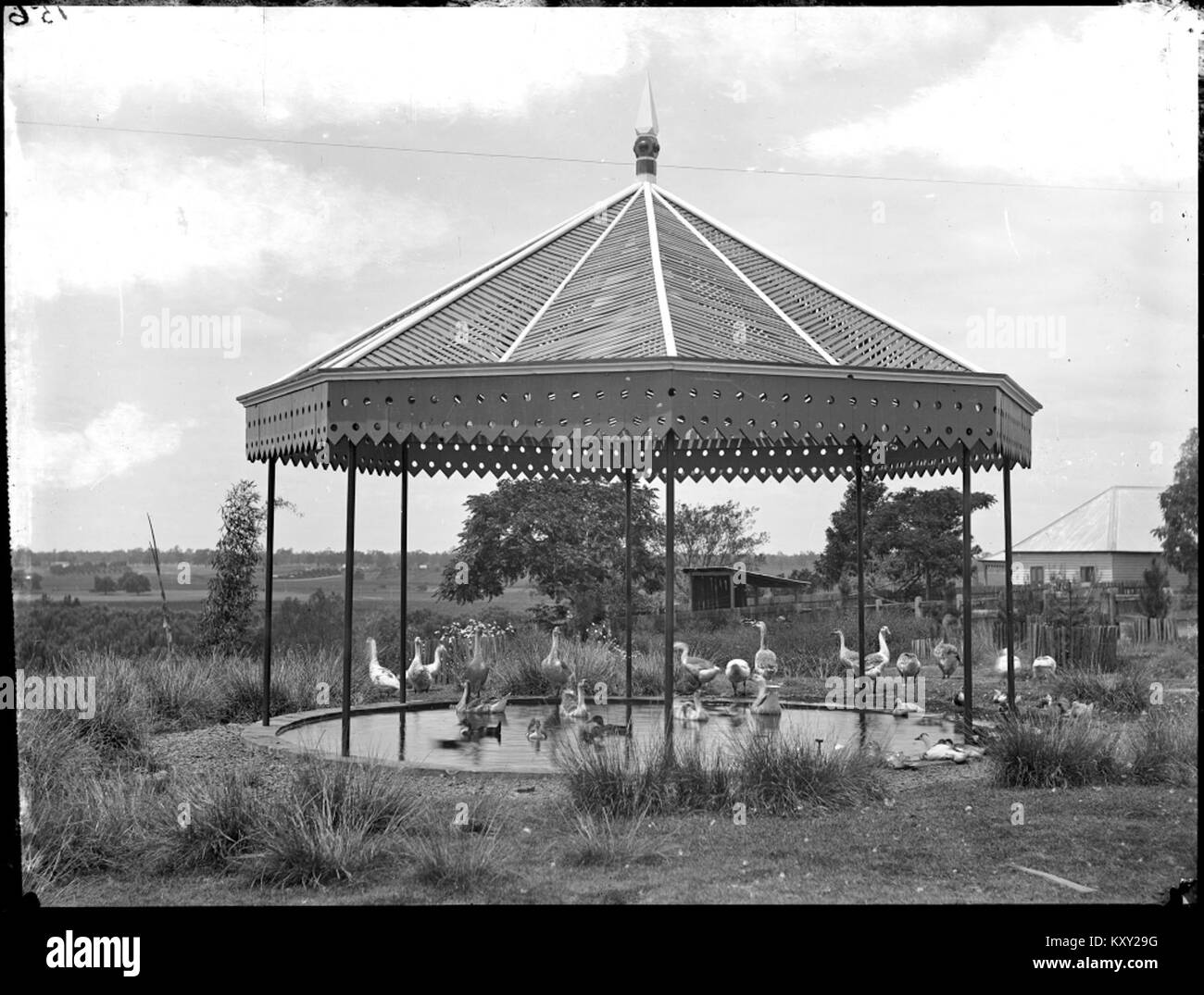 Pavillon de jardin construit sur un étang à canards, servant de structure ornementale et récréative dans un jardin paysager. Le pavillon offre un point focal tranquille et reflète les principes traditionnels de conception paysagère. Banque D'Images