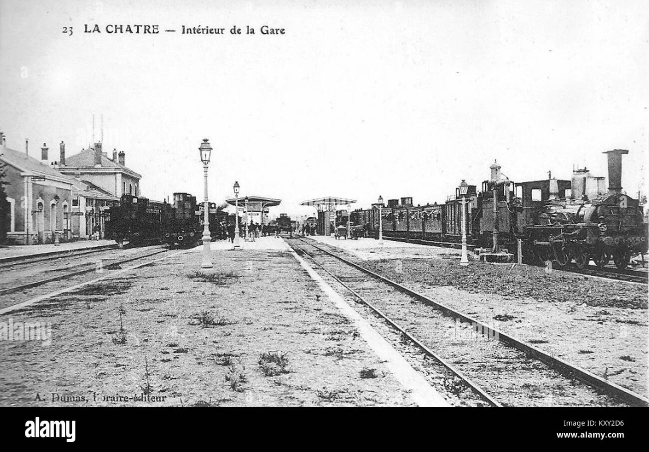 Cette vue intérieure de la Gare de la Châtre vers 1900 montre la zone d’attente, les voies, les quais et la structure aérienne de la gare, offrant un aperçu de l’architecture ferroviaire du début du siècle et des espaces passagers en France provinciale. Banque D'Images