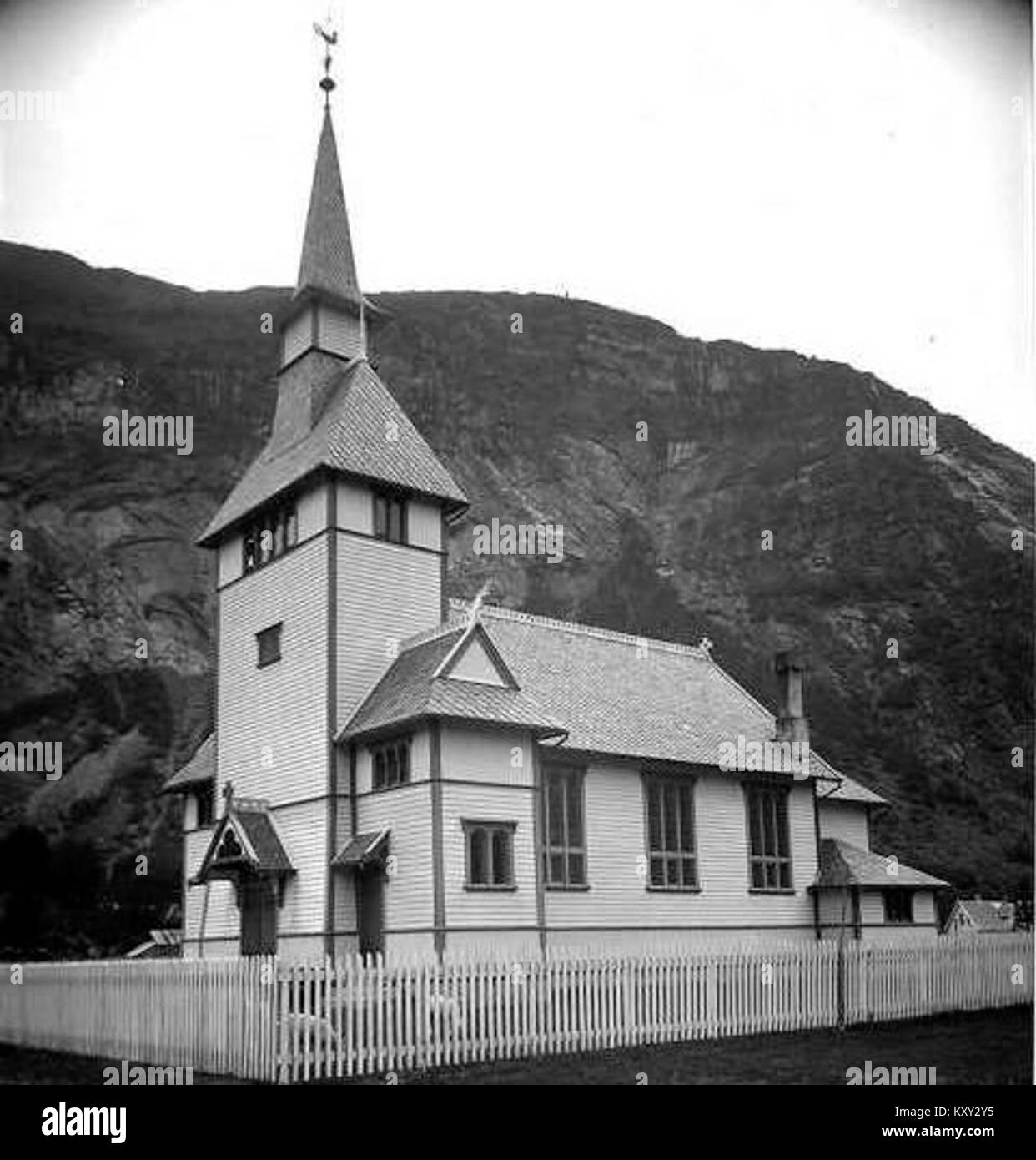Cette photographie recadrée représente l'église de Gaupne, située dans le village de Gaupne en Norvège. L'église est connue pour son importance historique et architecturale, dans le paysage norvégien en toile de fond. Banque D'Images