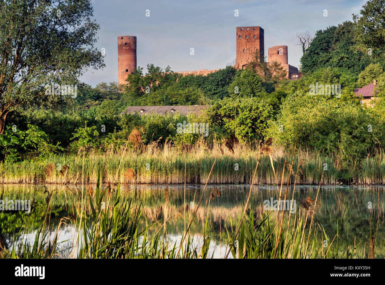 Ruines du château des Princes de Mazovie médiévale plus Czerskie Lake près du village de Czersk, Mazovie, Pologne Banque D'Images