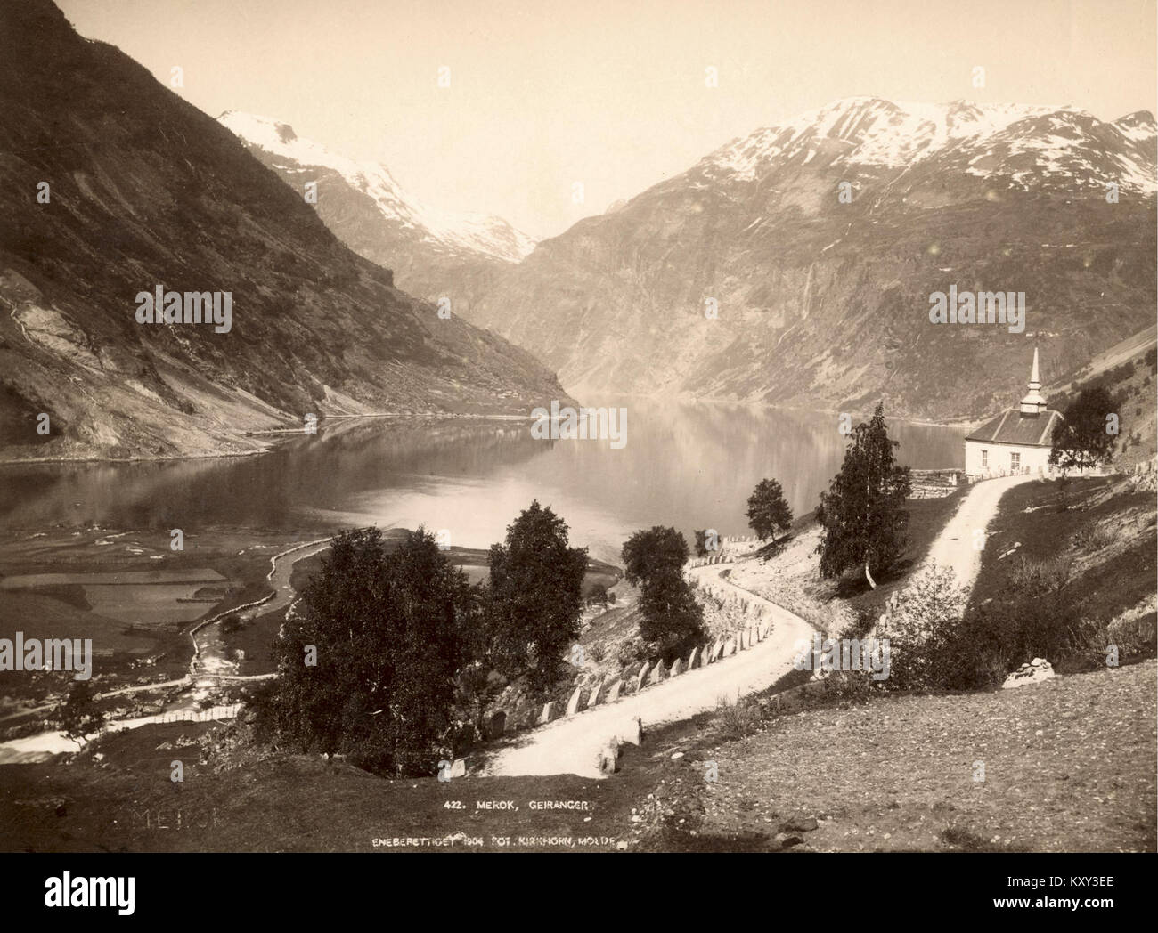 Située dans le village de Geiranger, à l’extrémité du Geirangerfjord en Norvège, l’église Geiranger (Geiranger kyrkje) est une église paroissiale octogonale en bois blanc construite en 1842 par l’architecte Hans Klipe, pouvant accueillir environ 120 personnes et appartenant à l’église de la paroisse norvégienne Geiranger dans le comté de Møre og Romsdal. Banque D'Images