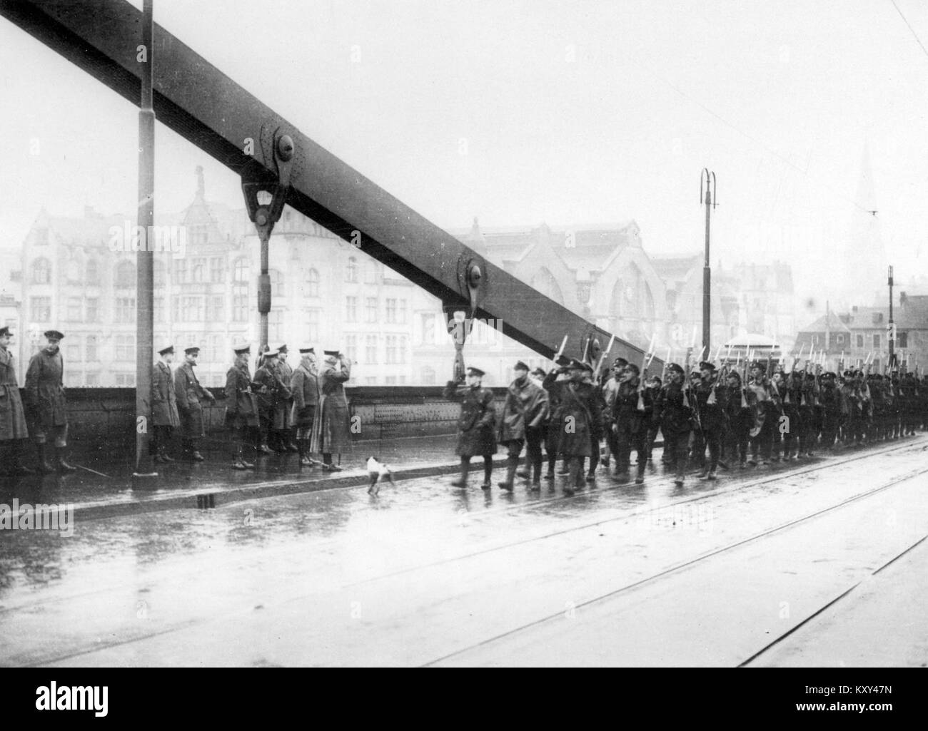 Photographie du général Herbert Plumer prenant le salut sur un pont de Cologne vers 1919, marquant la présence de l’armée britannique après la première Guerre mondiale et symbolisant l’autorité militaire d’après-guerre. Banque D'Images
