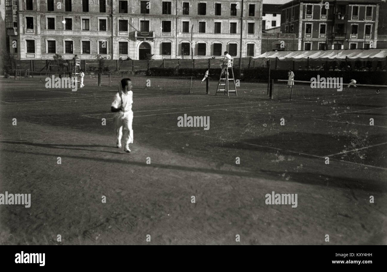 Cette photographie montre des personnes jouant au tennis sur les anciens courts de San Sebastián, un sport populaire dans la région. L'image capture un moment dans l'histoire culturelle et sportive de la ville. Banque D'Images