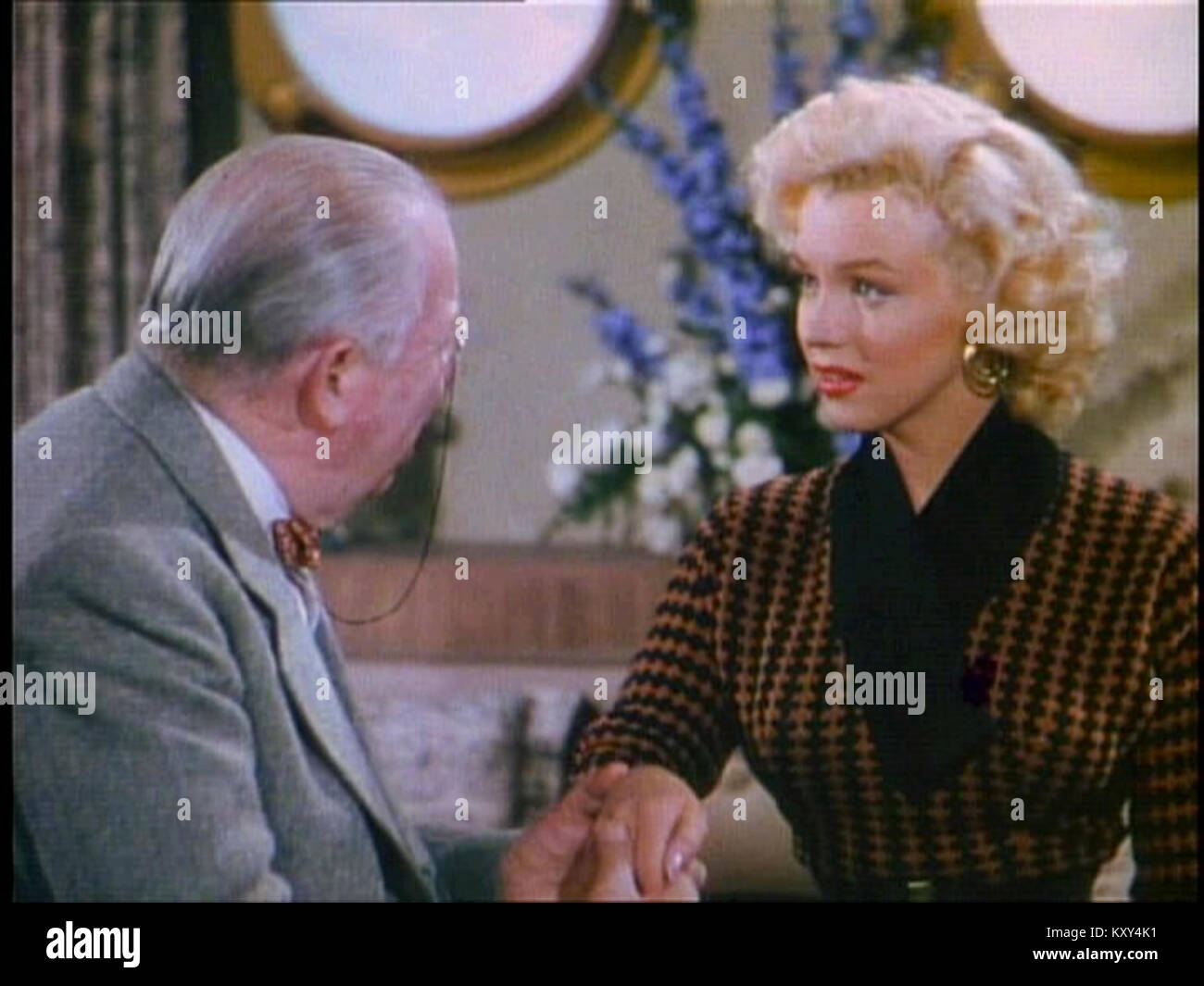 Une image fixe de la bande-annonce de 1953 de Gentlemen Prefer Blondes, un film comique musical réalisé par Howard Hawks et mettant en vedette Marilyn Monroe et Jane Russell, représentant le cinéma hollywoodien du milieu du siècle. Banque D'Images
