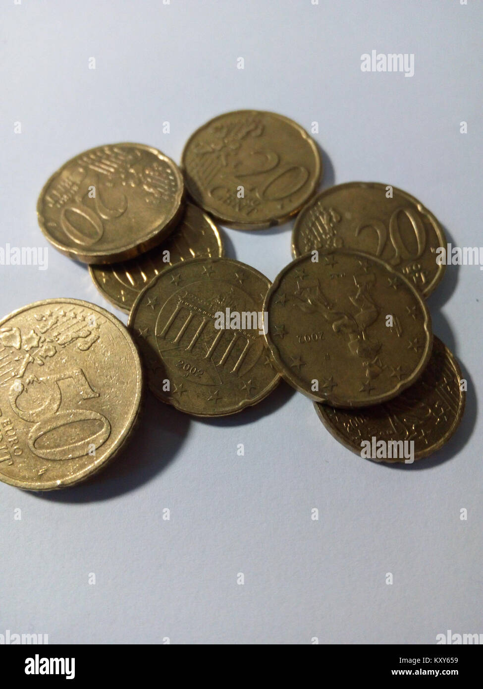 Les euros en coupures de 20, 50 et 10 cents sont couramment utilisés dans toute la zone euro. Ils font partie intégrante de la circulation de la monnaie européenne et présentent des dessins distinctifs propres à chaque pays de la zone euro. Banque D'Images