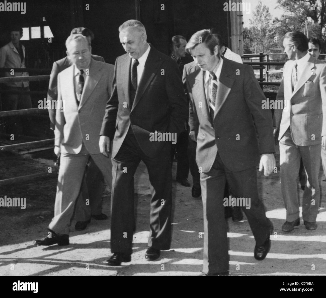 Photographie montrant Edward Gierek, dirigeant politique polonais, lors d’une visite à Rząśnik, illustrant son engagement public et ses activités dans les communautés locales. Banque D'Images