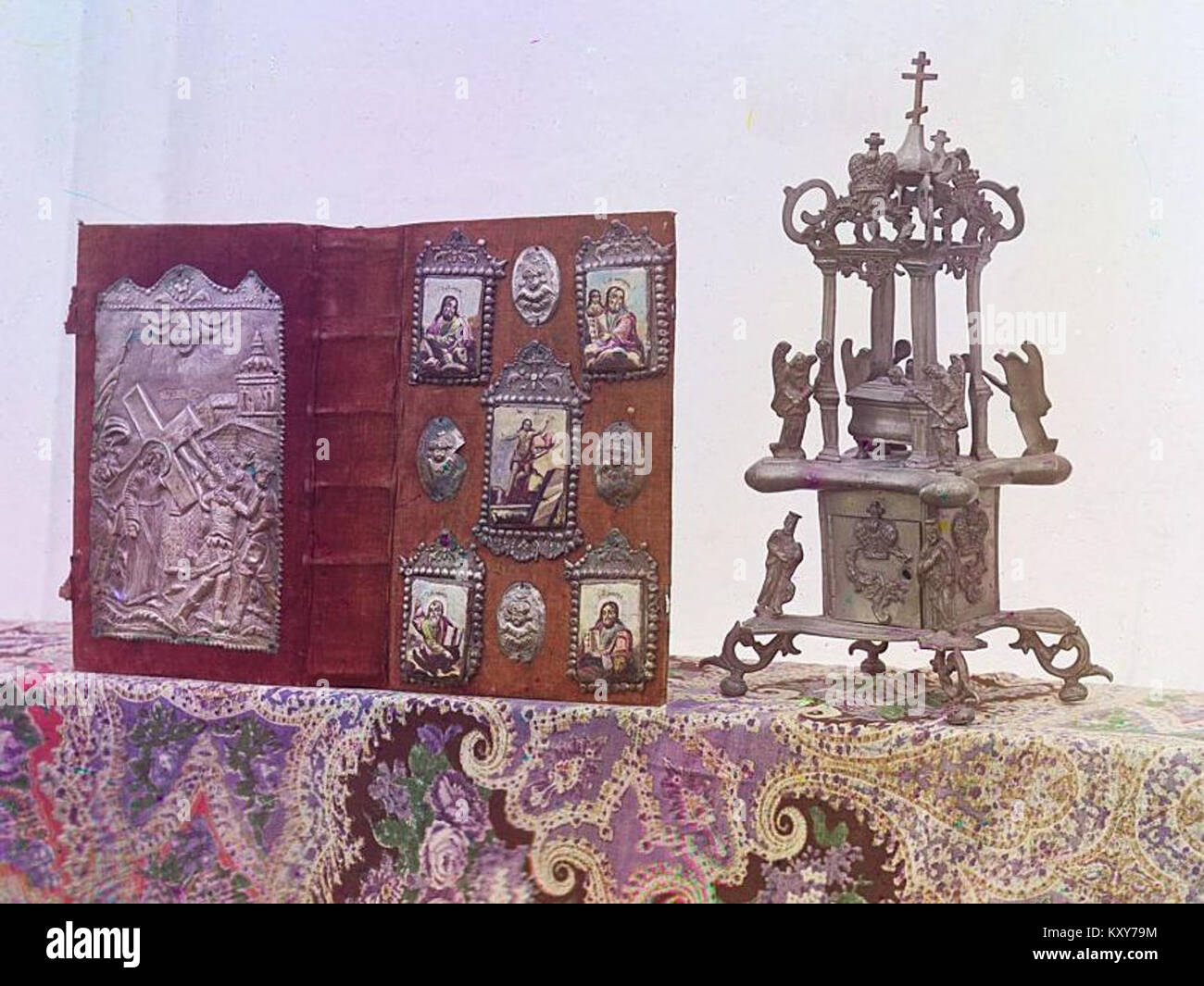 Un livre de l'Évangile et reliquaire dans l'église de la Nativité du Christ, reflétant l'art liturgique orthodoxe traditionnel et l'artisanat religieux. Banque D'Images