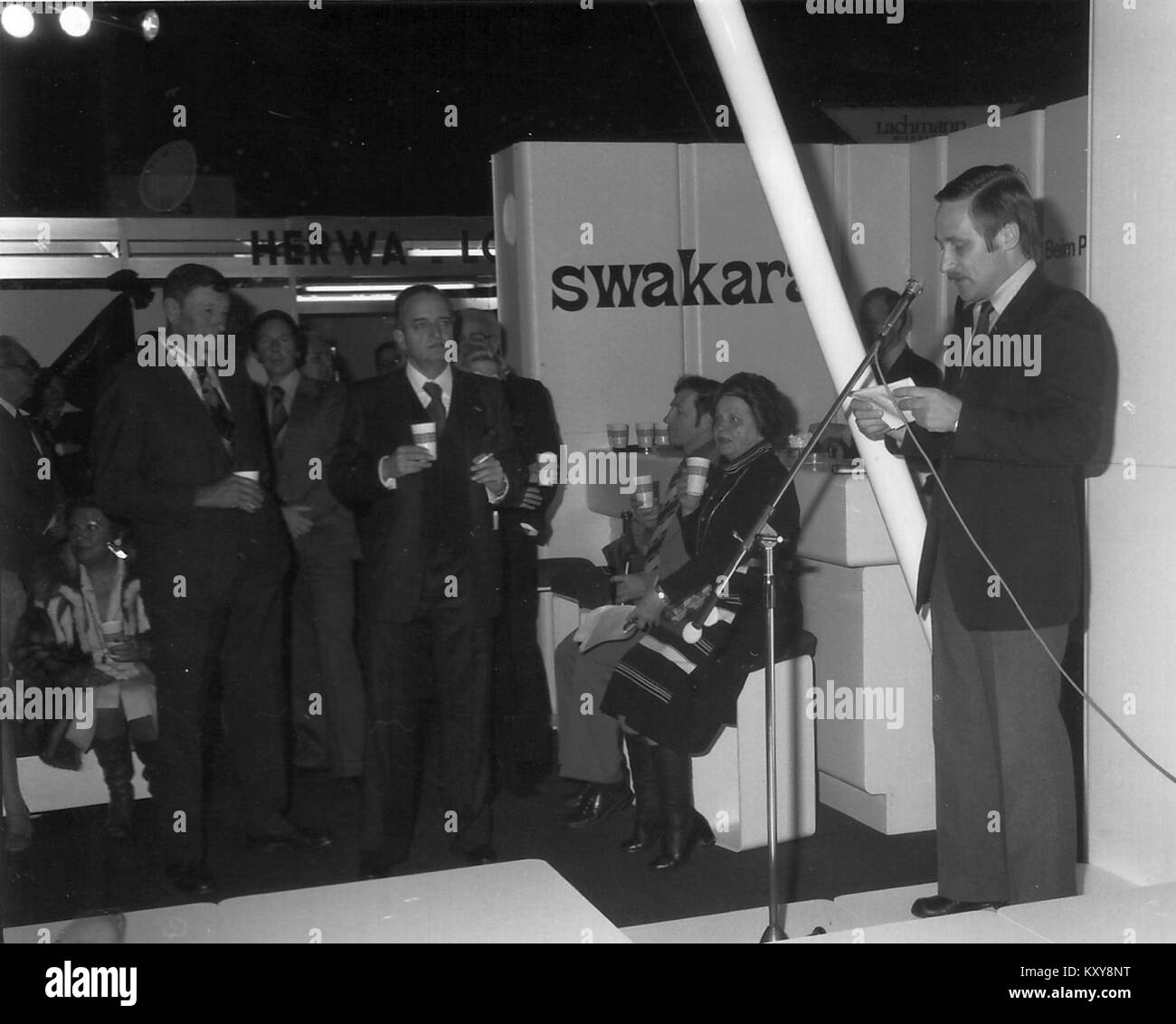 L'étude entomologique de 1977 'Goldene Pelzmotte' par York von Schatz et Hans Dieter Graf se concentre sur les caractéristiques biologiques, la taxonomie et le comportement écologique d'une espèce de papillon de nuit, contribuant ainsi à la recherche sur les insectes. Banque D'Images